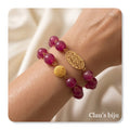 Bracelets ornés de pierres d'agate rose et de pièces plaquées or.