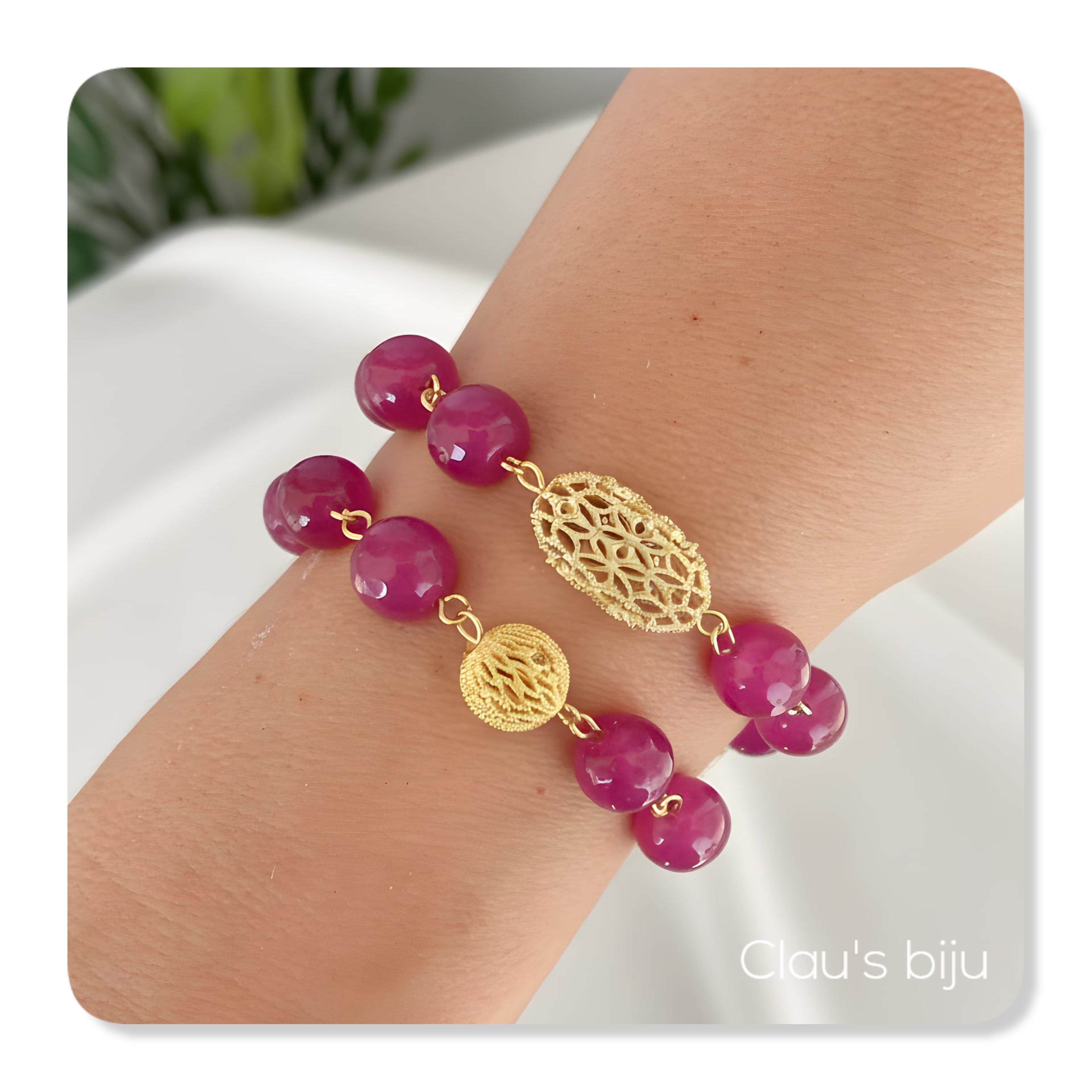 Bracelets ornés de pierres d'agate rose et de pièces plaquées or.