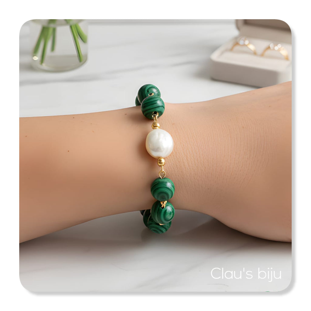 Collier orné de pierres de malachite et d'une pièce plaquée or.