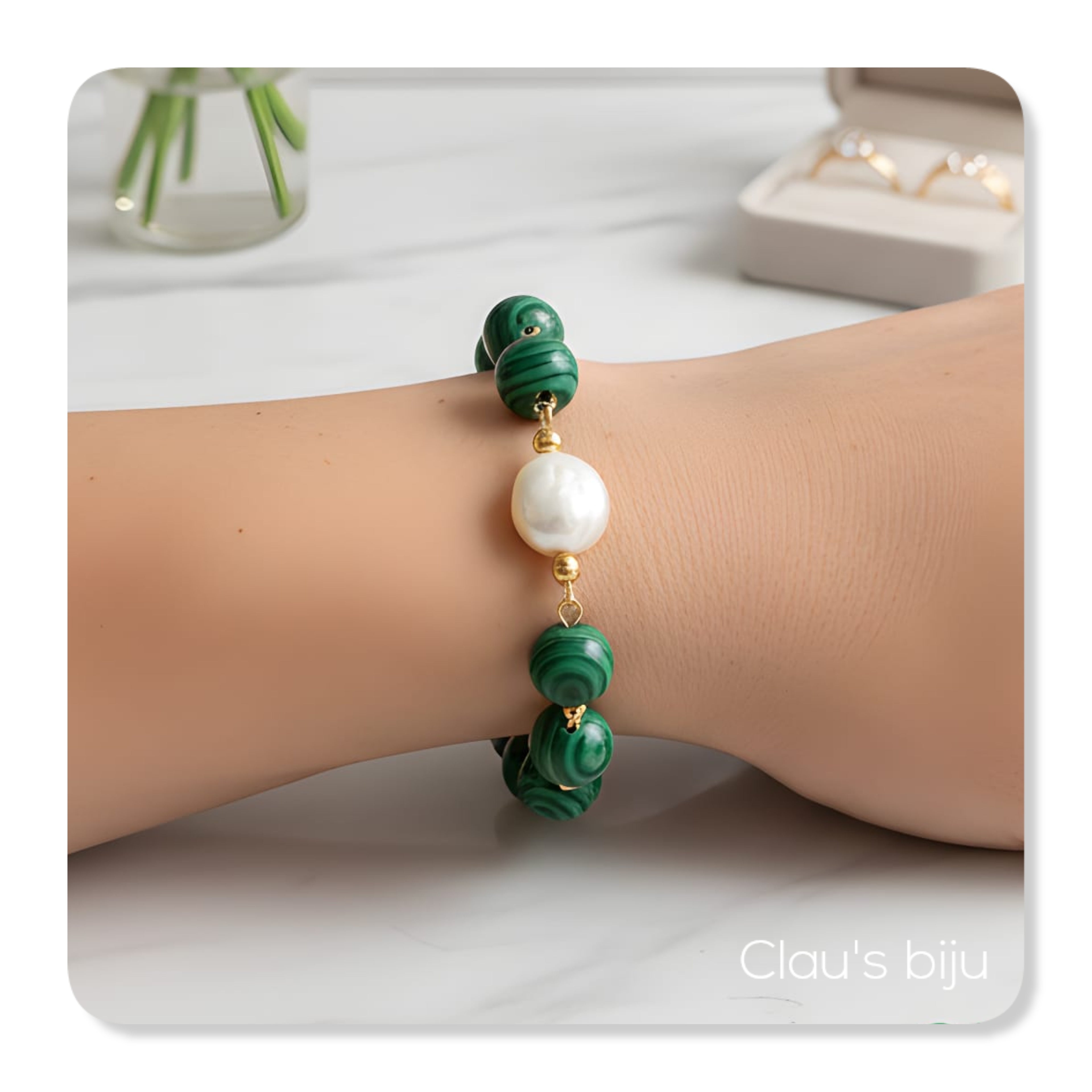 Collier orné de pierres de malachite et d'une pièce plaquée or.