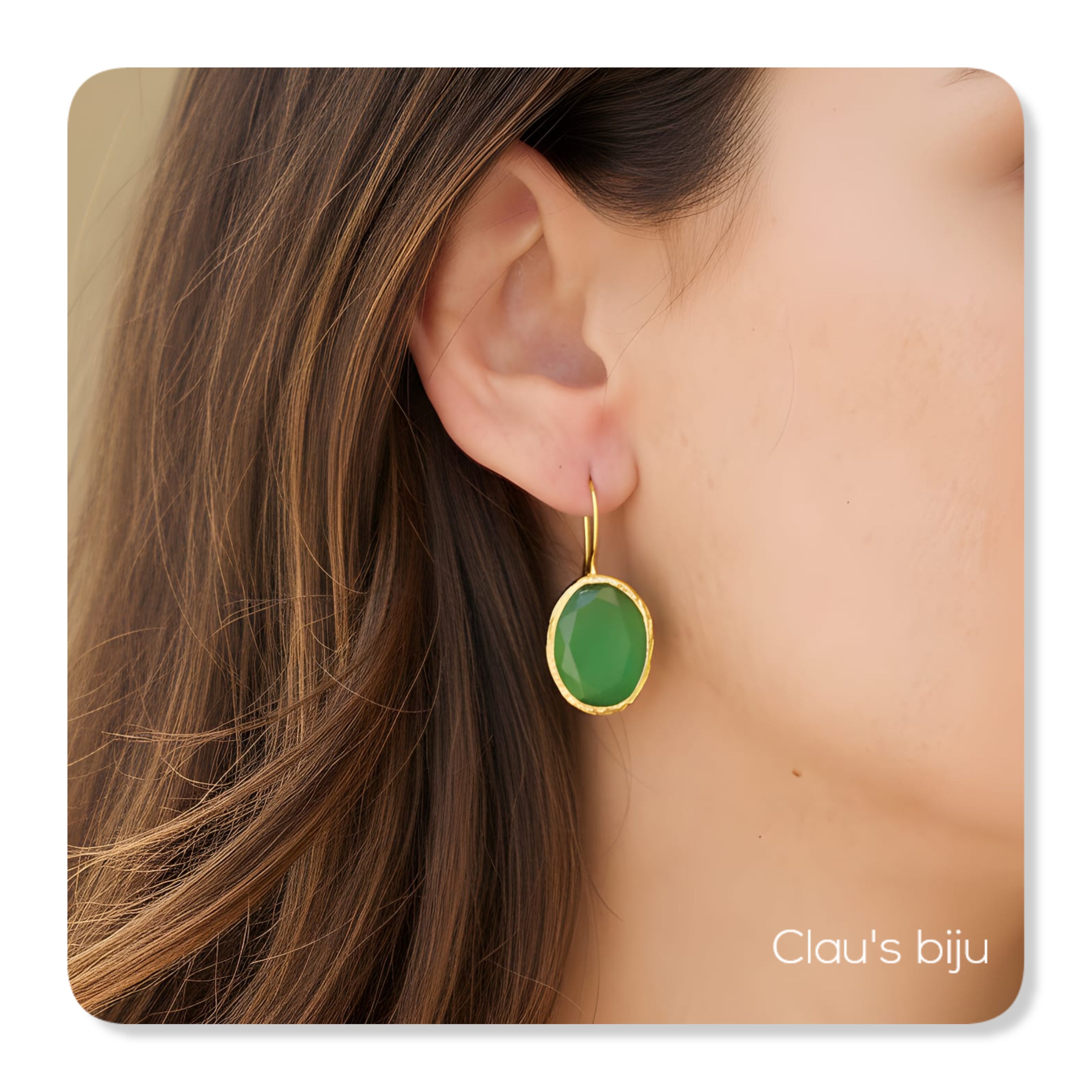 Brincos com pedra quartzo verde, banhados a ouro de 18 quilates