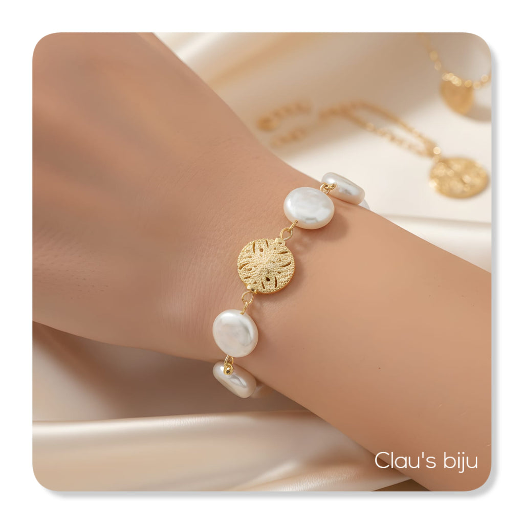 Pulseira de pérolas com peça banhada a ouro