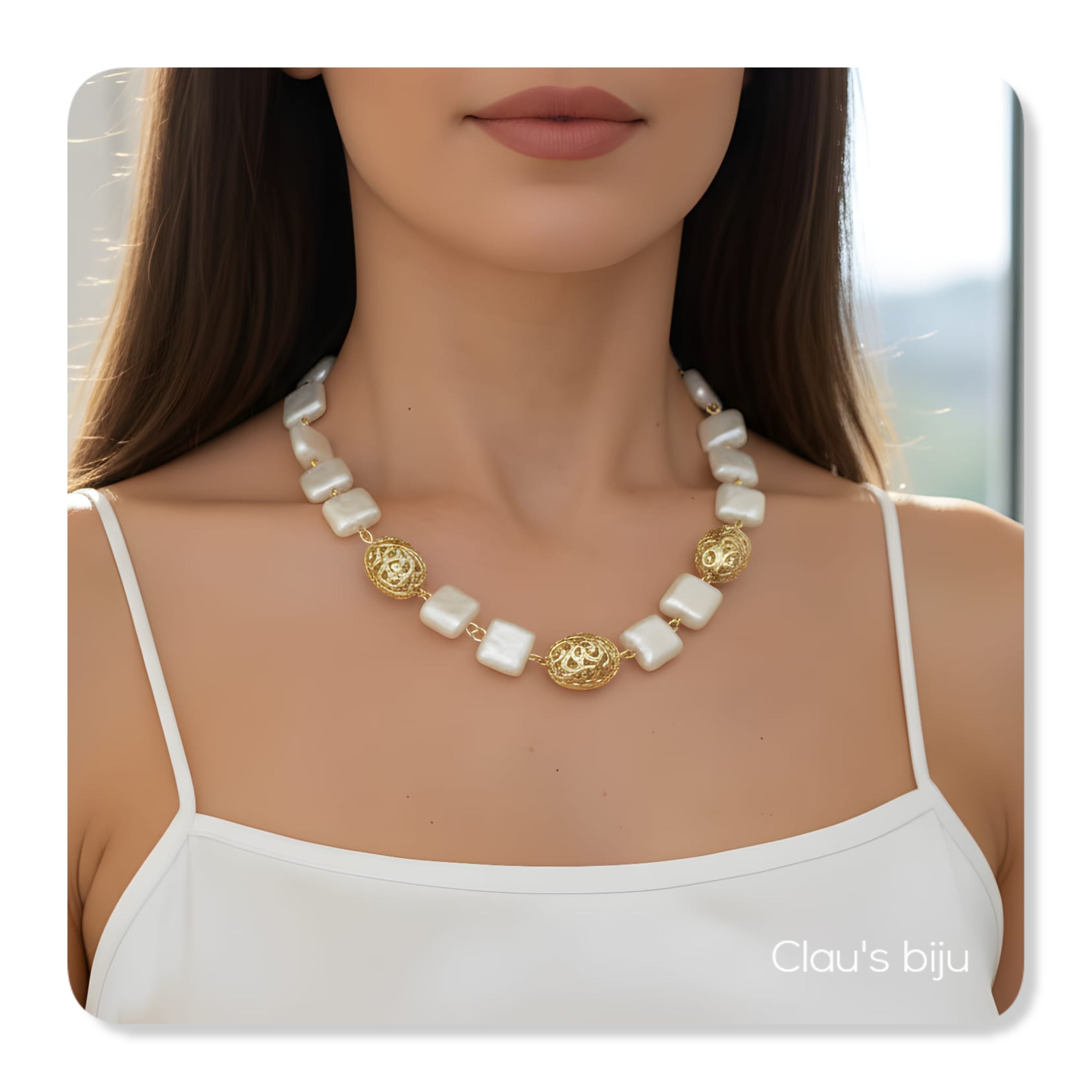 Collier avec pièces plaquées or.