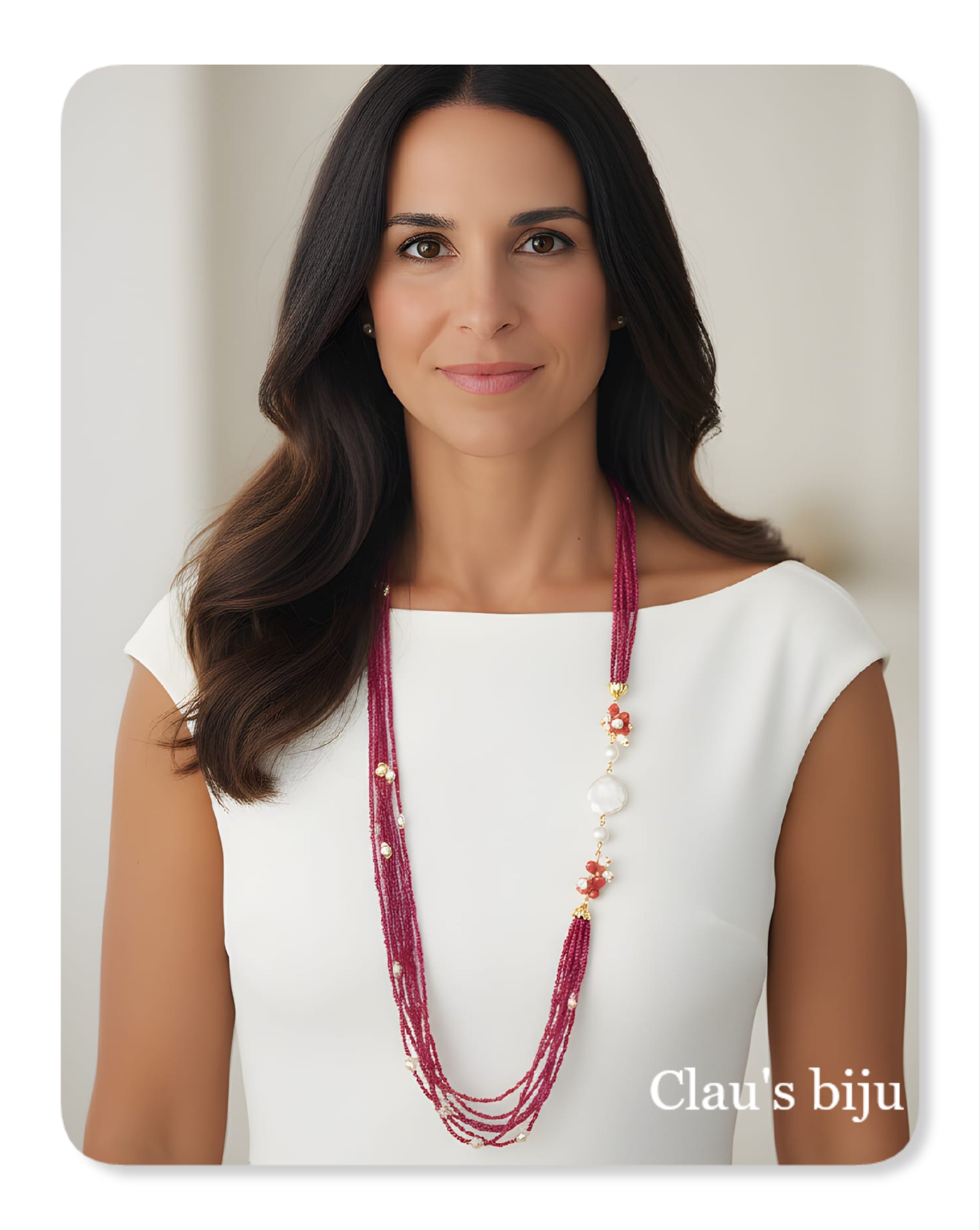 Collier orné de perles roses et de pièces plaquées or 18 carats.