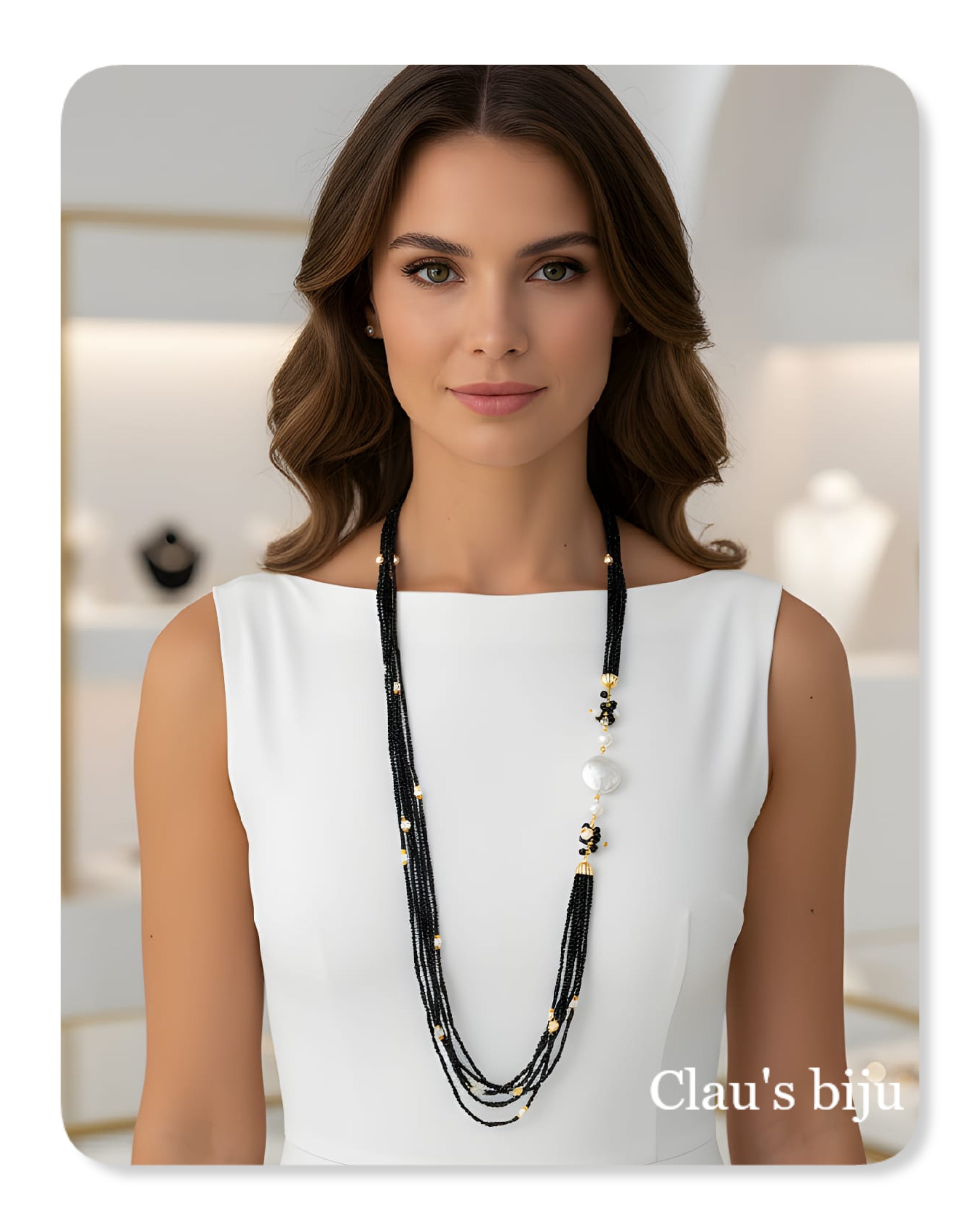 Collier composé de perles noires, de perles baroques et de pièces plaquées or.