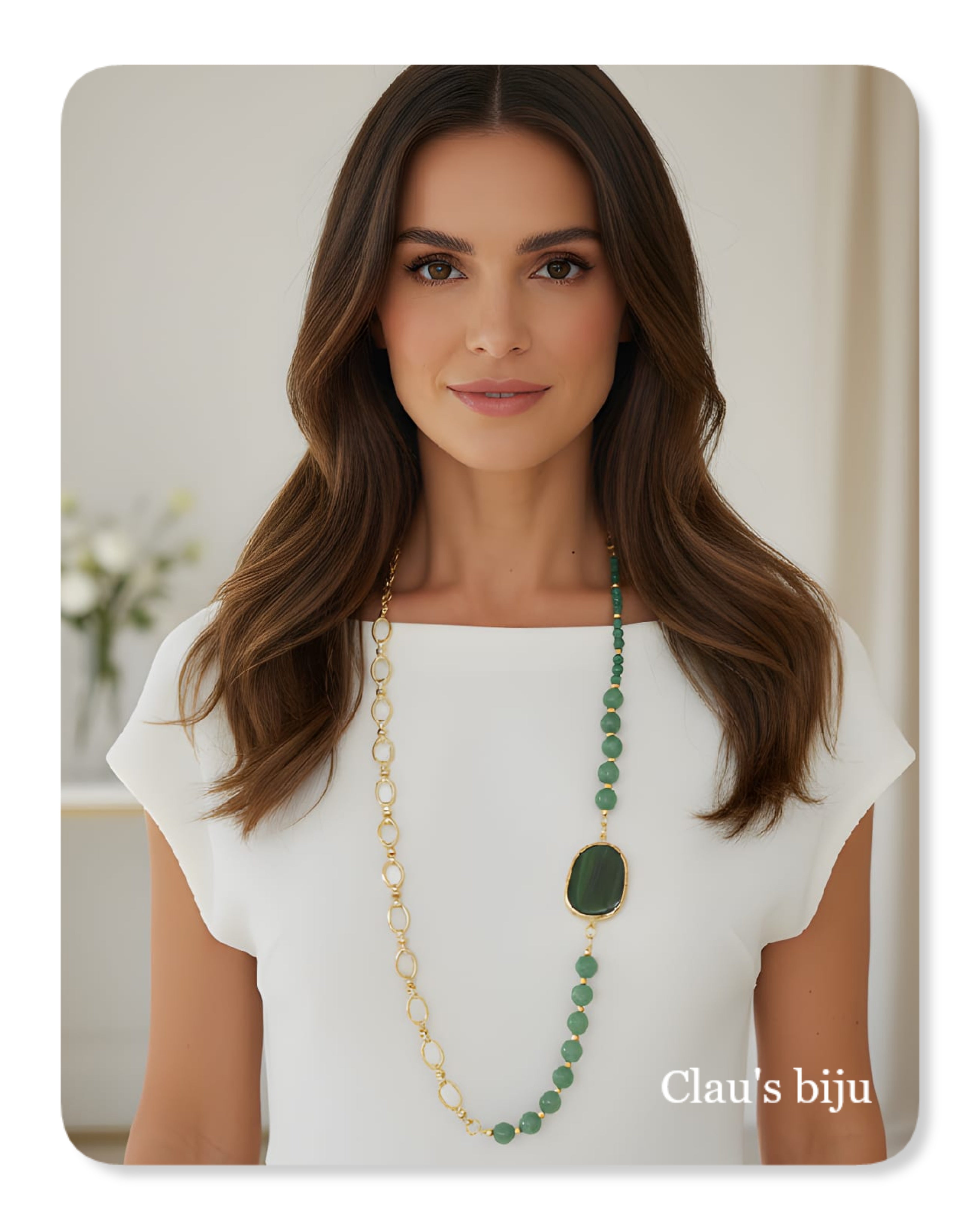 Collier orné de pierres vertes, plaqué or 18 carats.