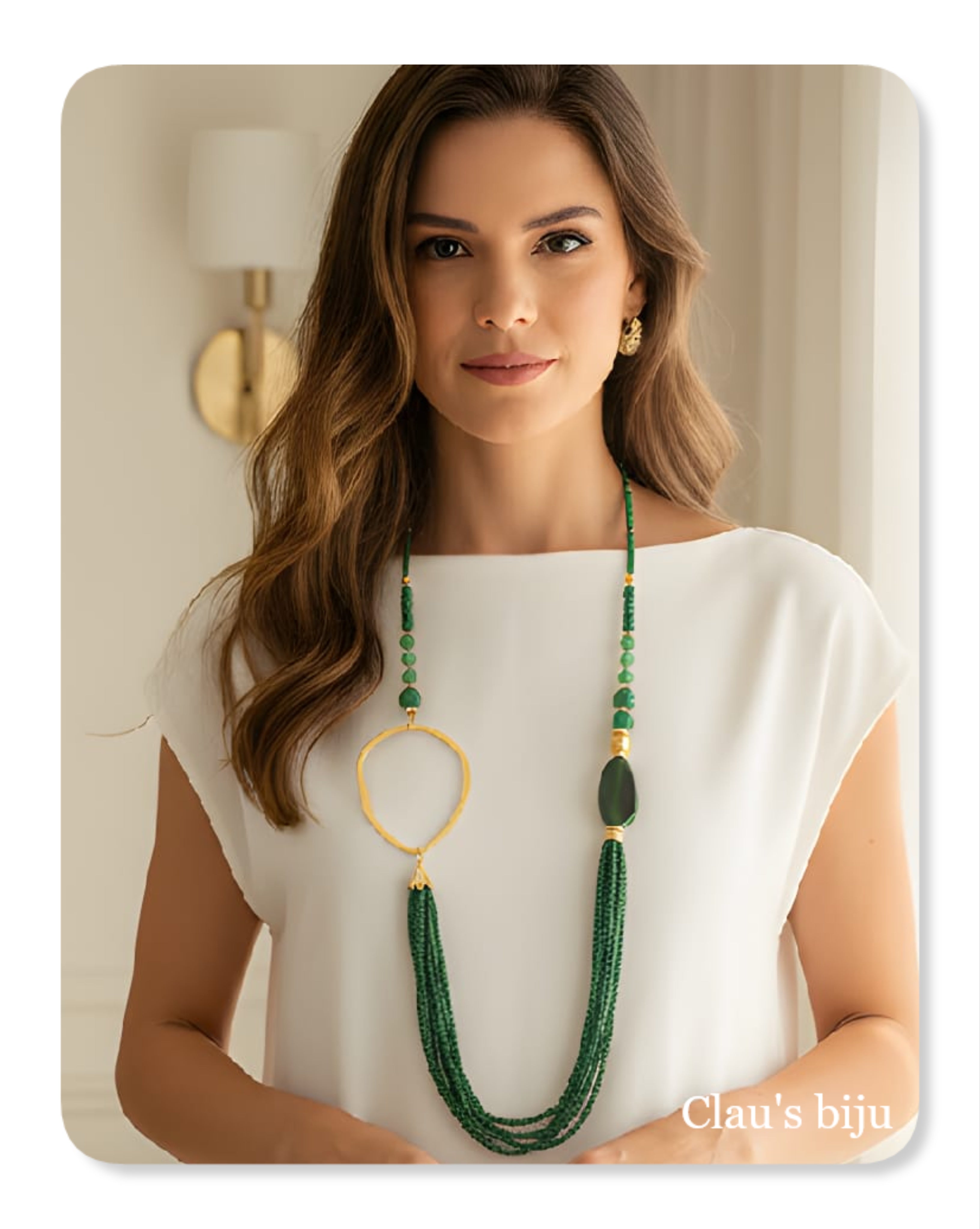 Colar com pedras verdes banhado a ouro de 18 quilates