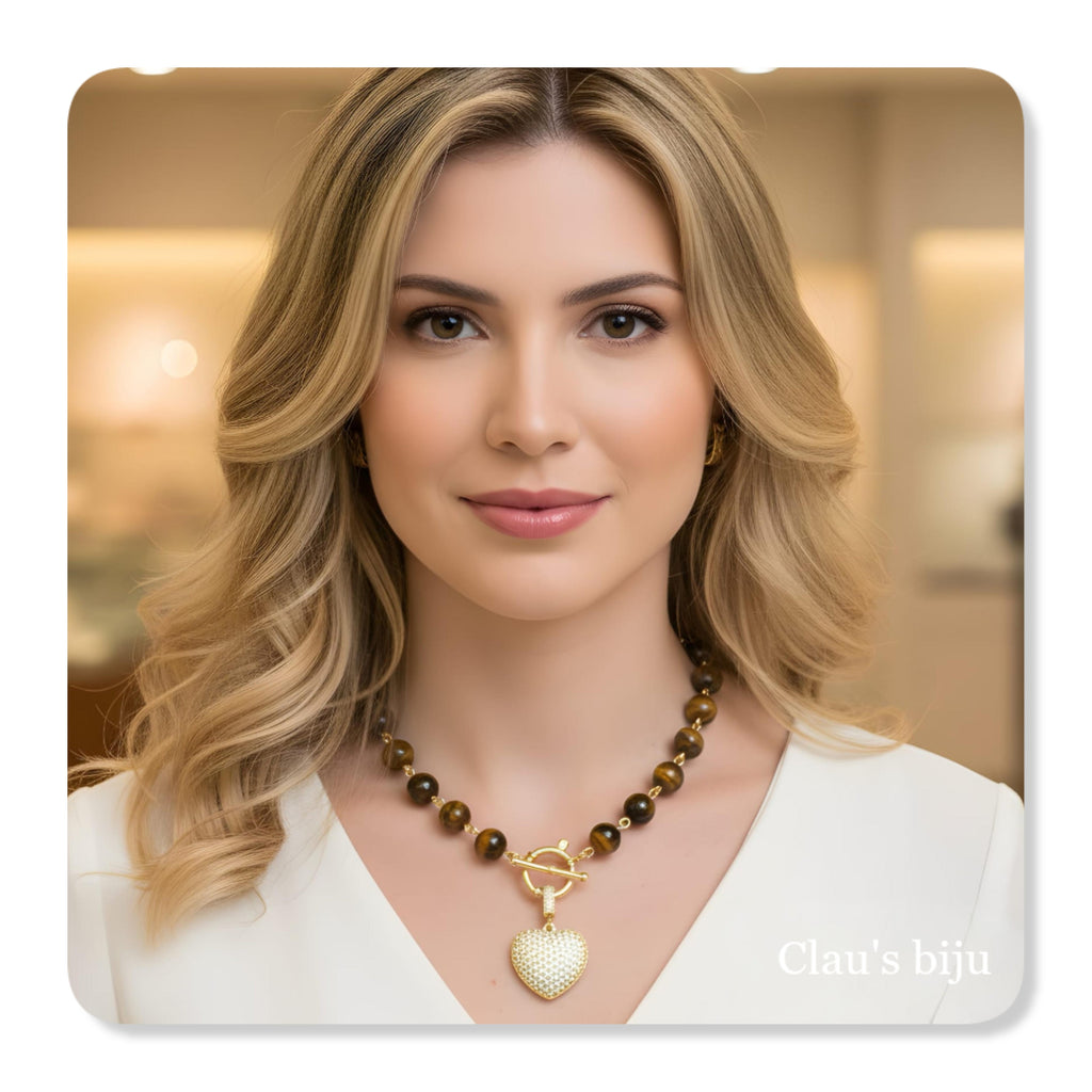 Bracelet orné de pierres œil-de-tigre.