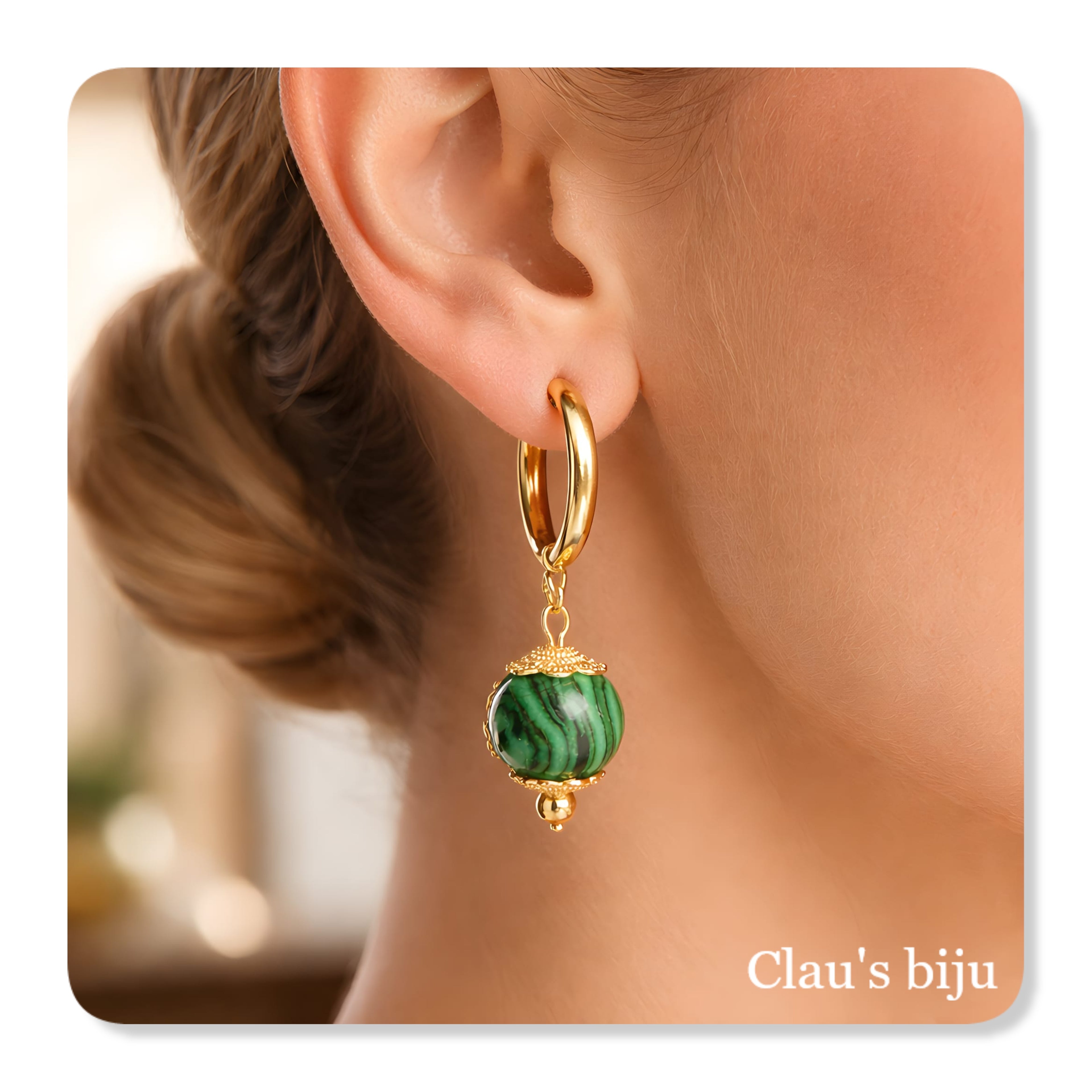 Boucles d'oreilles en acier ornées d'une pierre de malachite.
