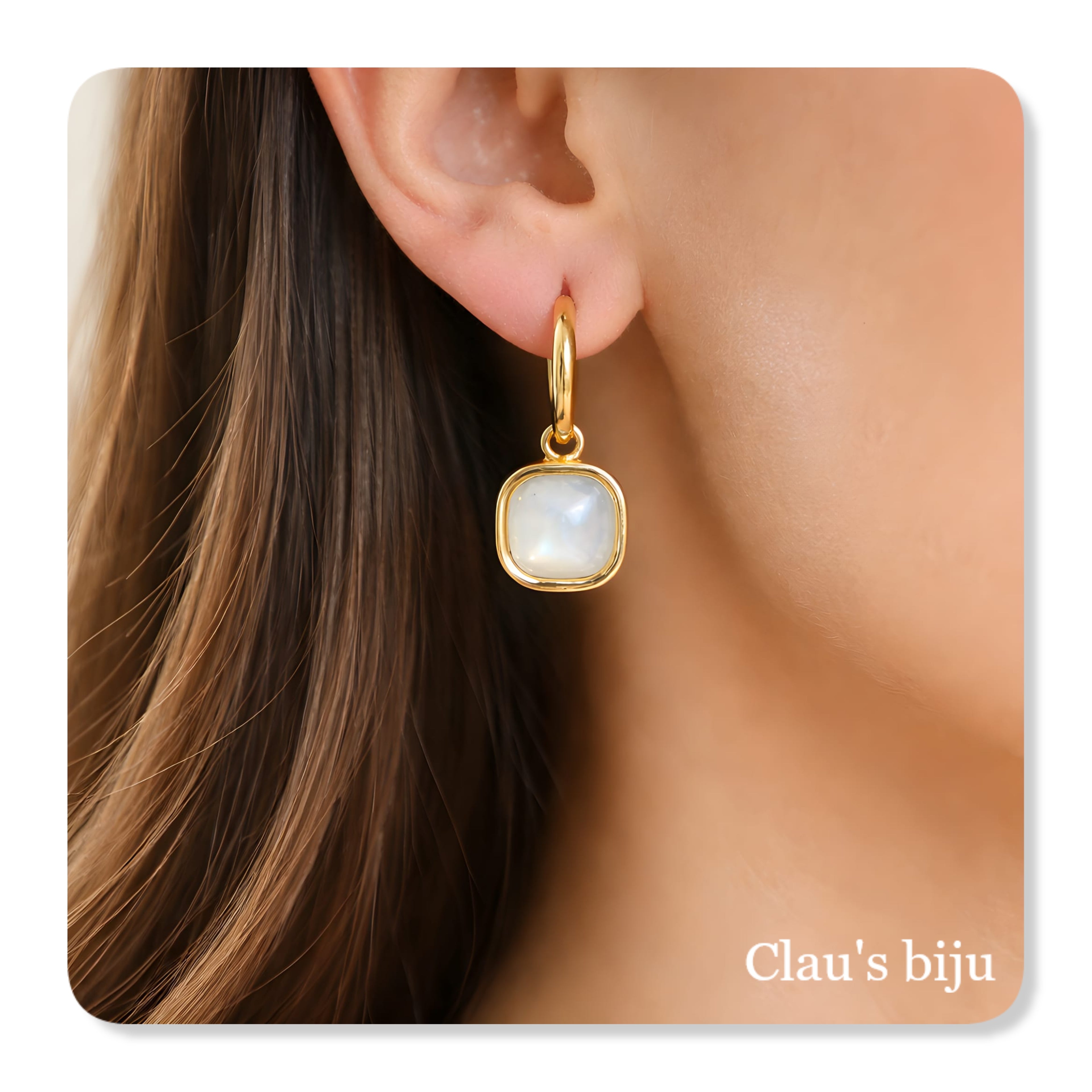 Bracelet orné de pierres opales et d'éléments en acier.