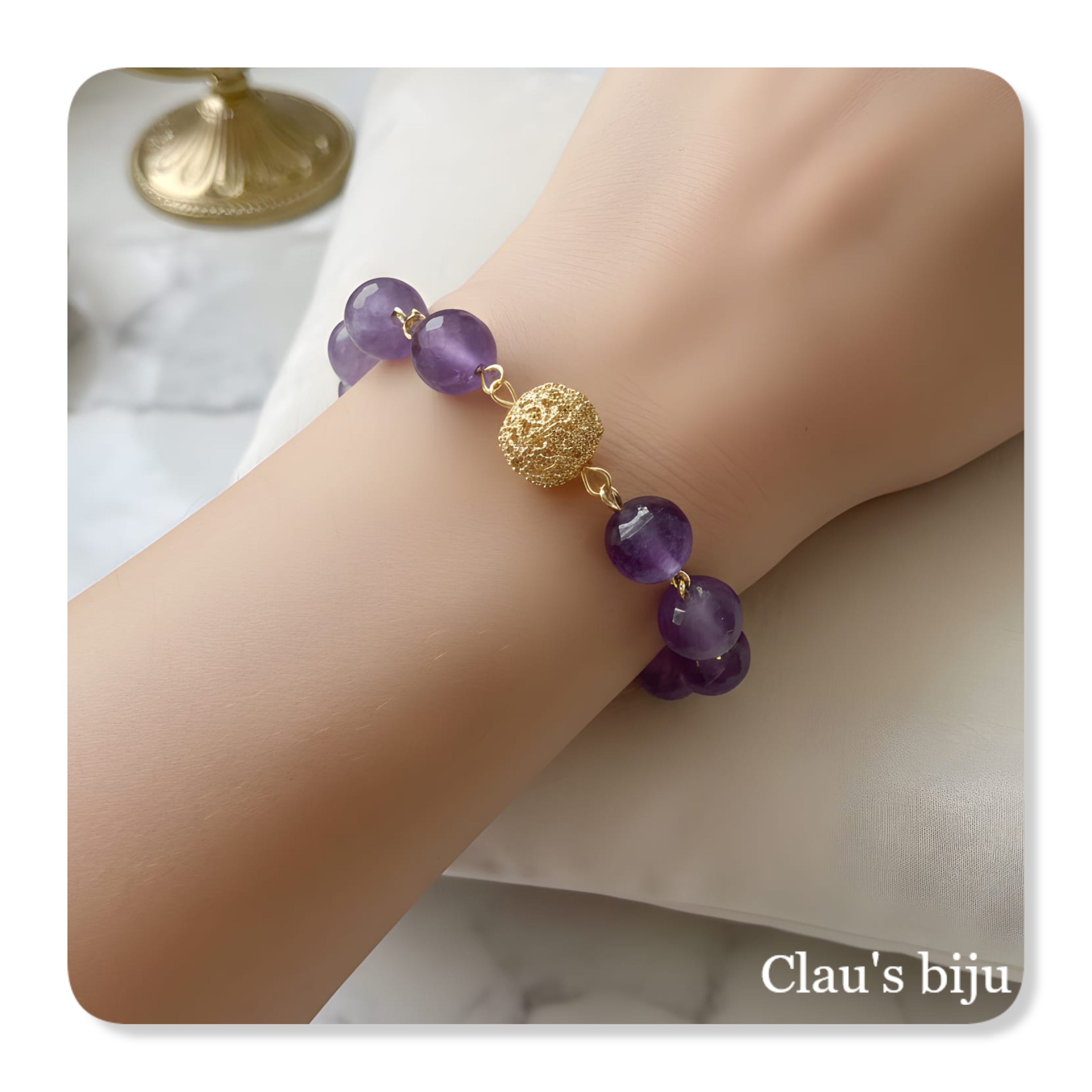 Collier orné de pierres d'améthyste.