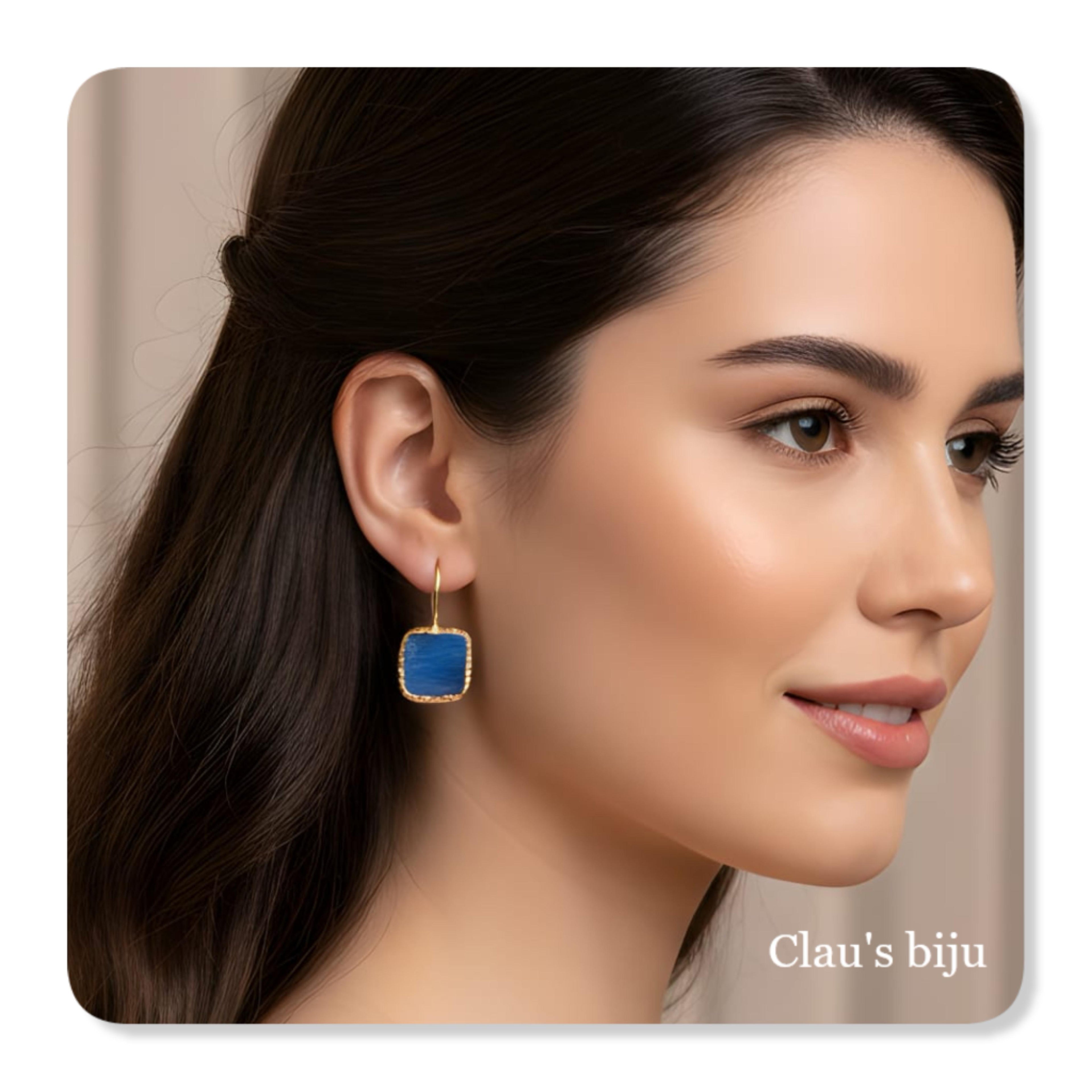 Earrings plated in 18 karat gold.