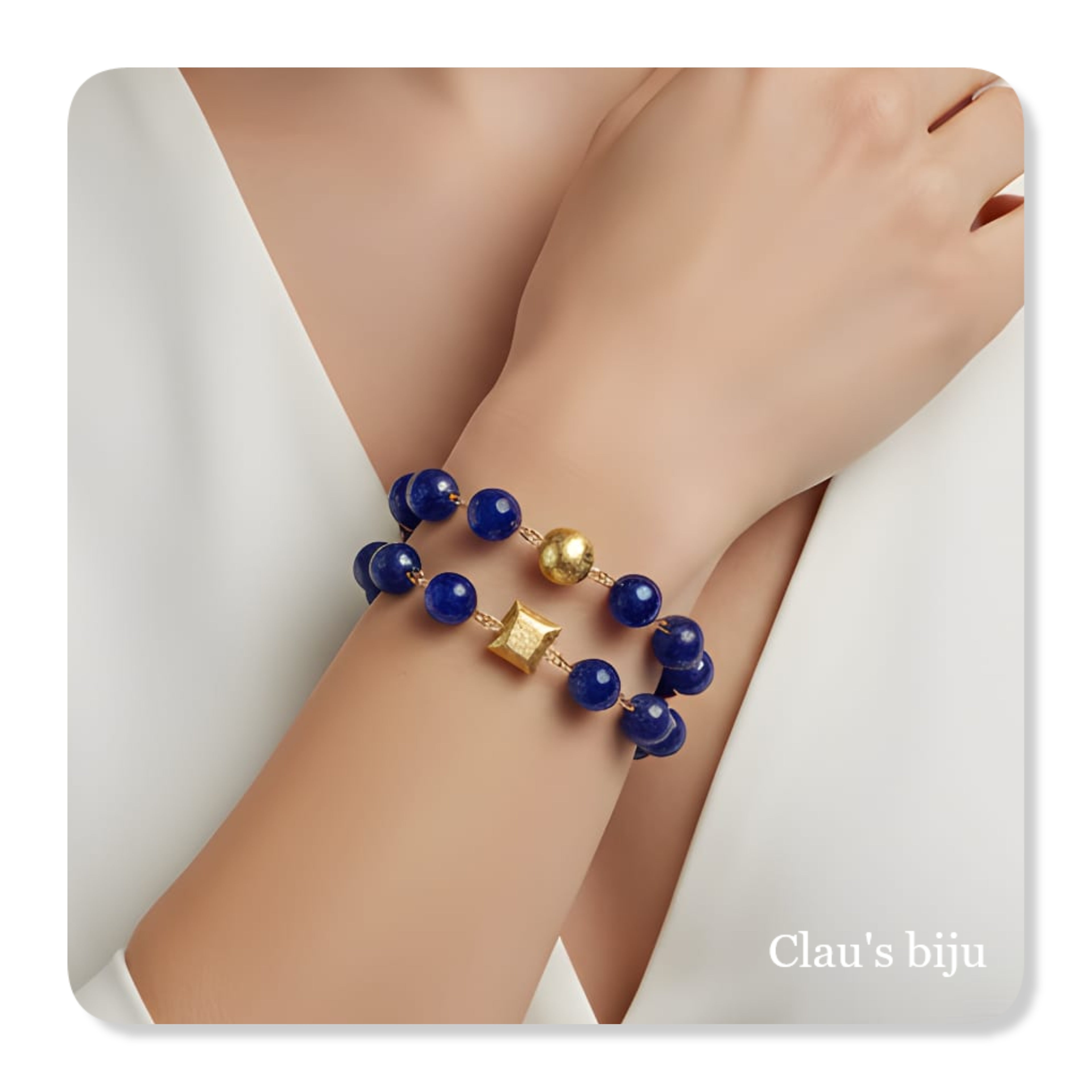 Pulseiras com pedras azuis e peças banhadas a ouro