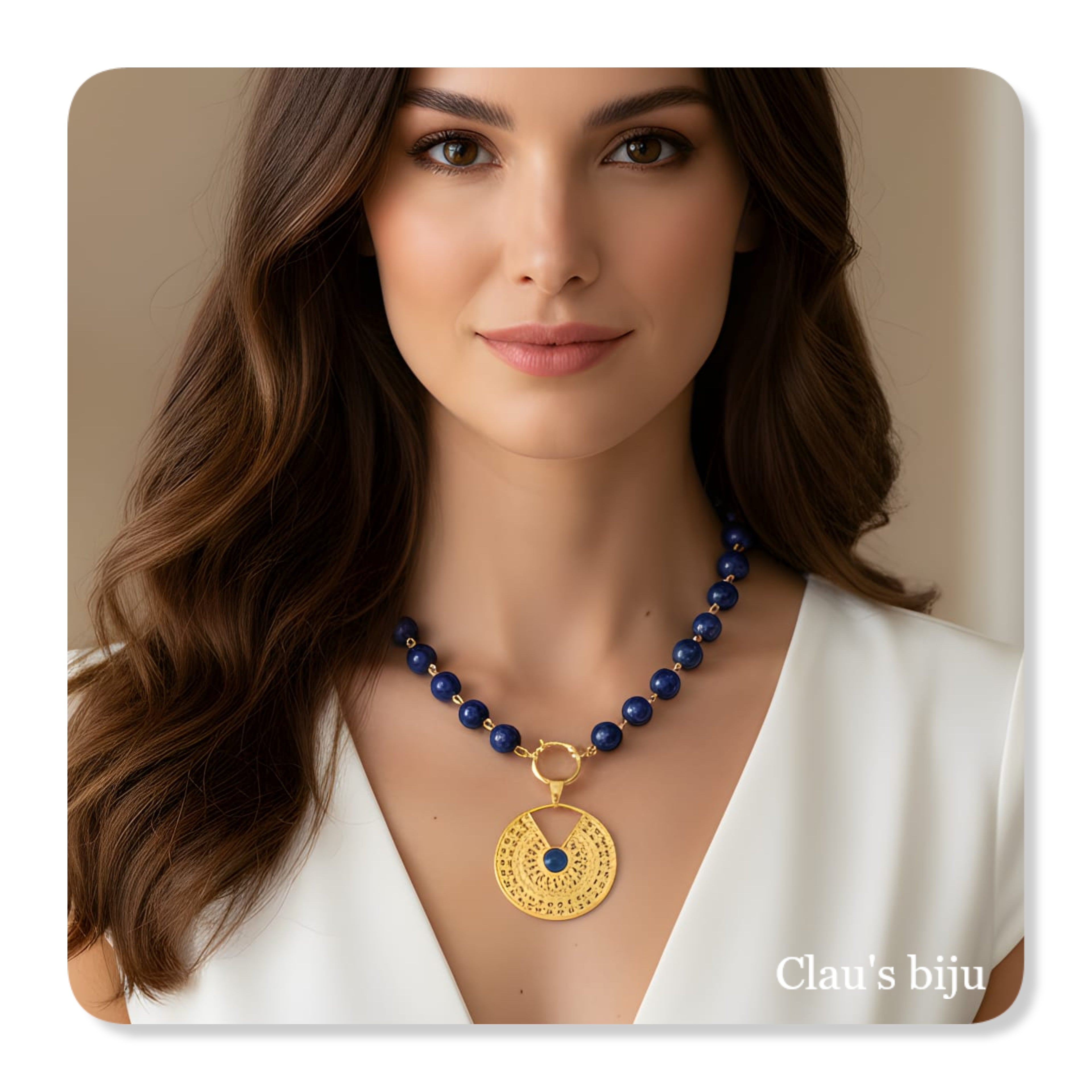 Colar com pedras azuis e peças em aço