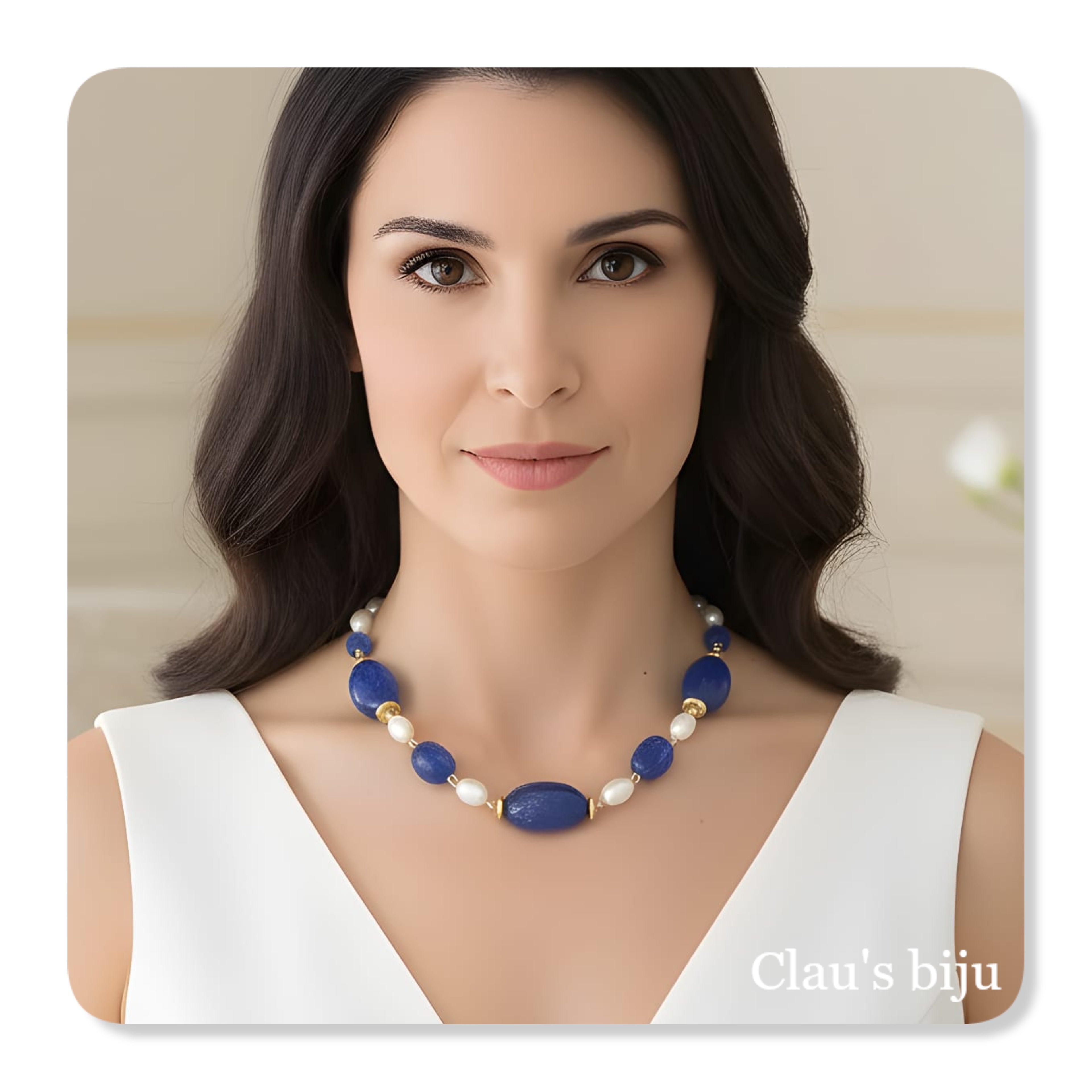 Collier composé de perles d'eau douce, de perles de résine et de pièces en acier.