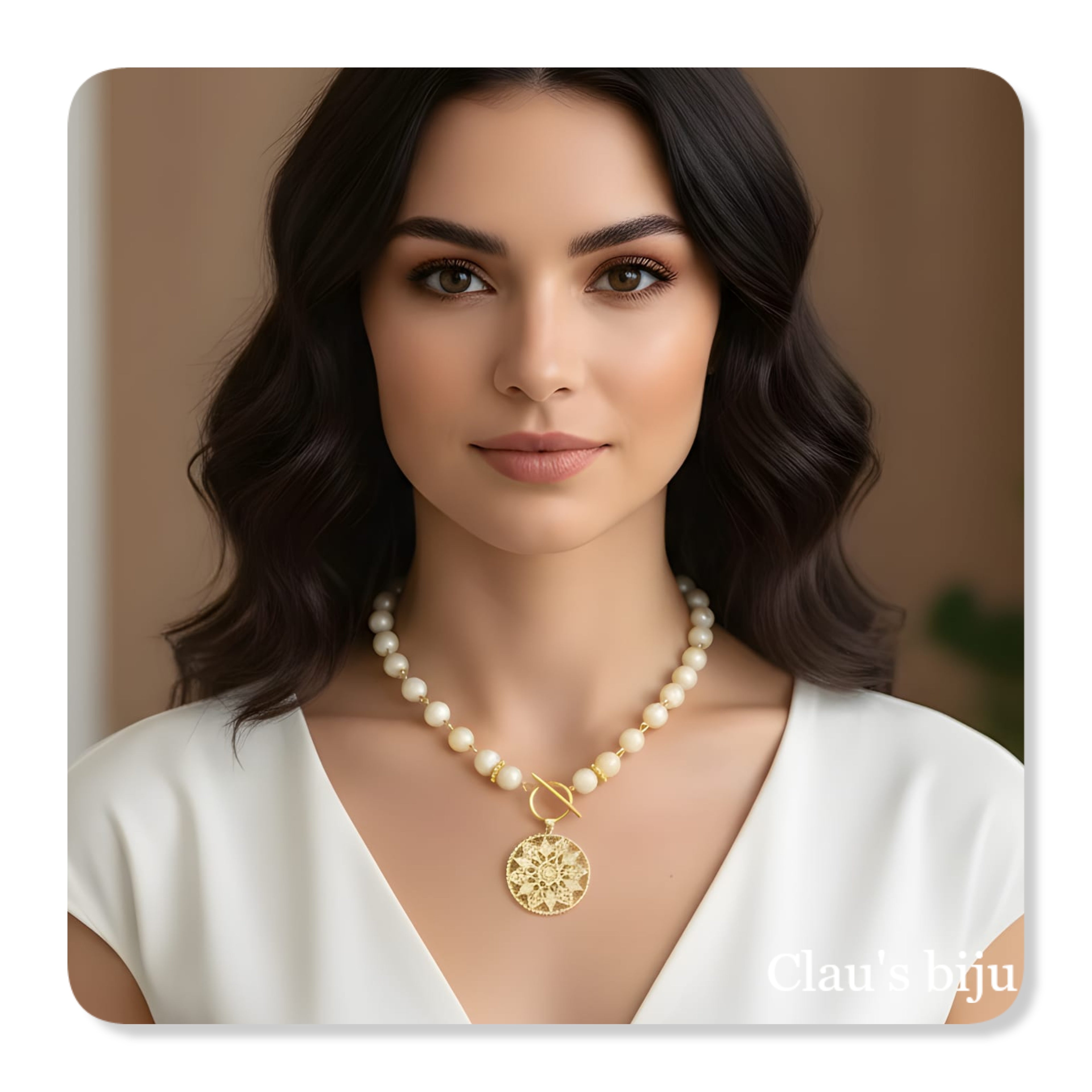 Collier en nacre avec pièces en acier.