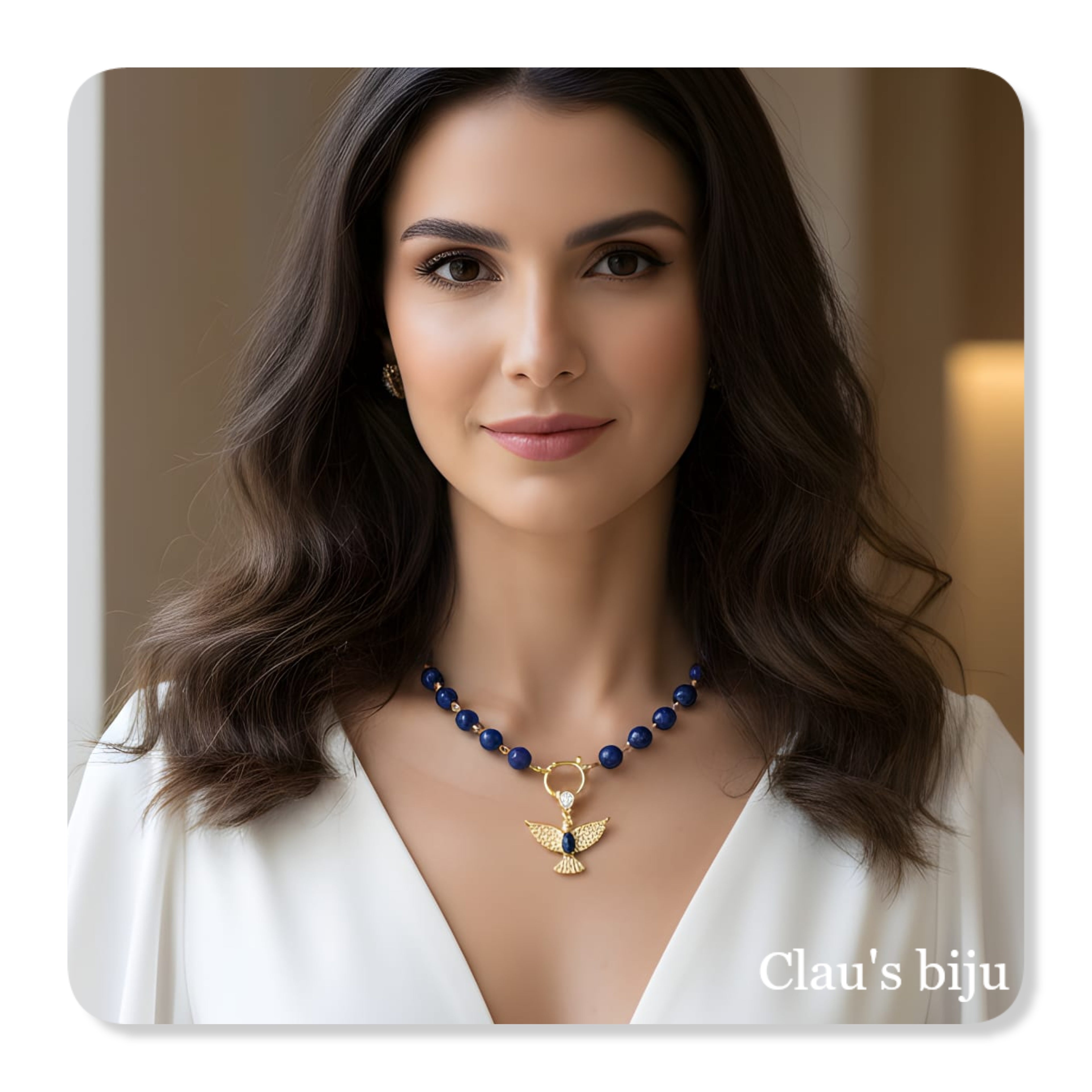 Collier orné de pierres bleues et de pièces en acier.