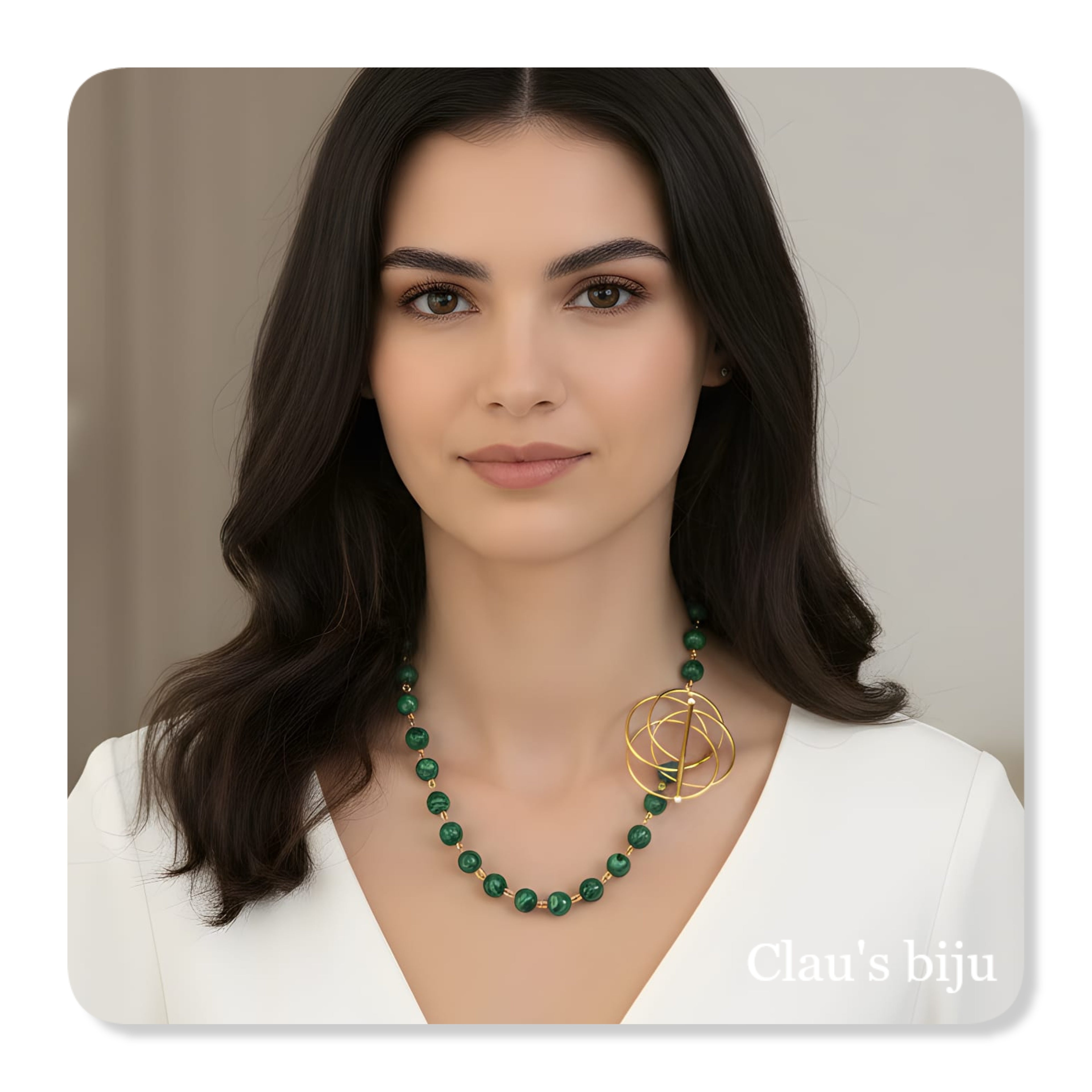 Collier orné de pierres de malachite et de fermoirs en acier.