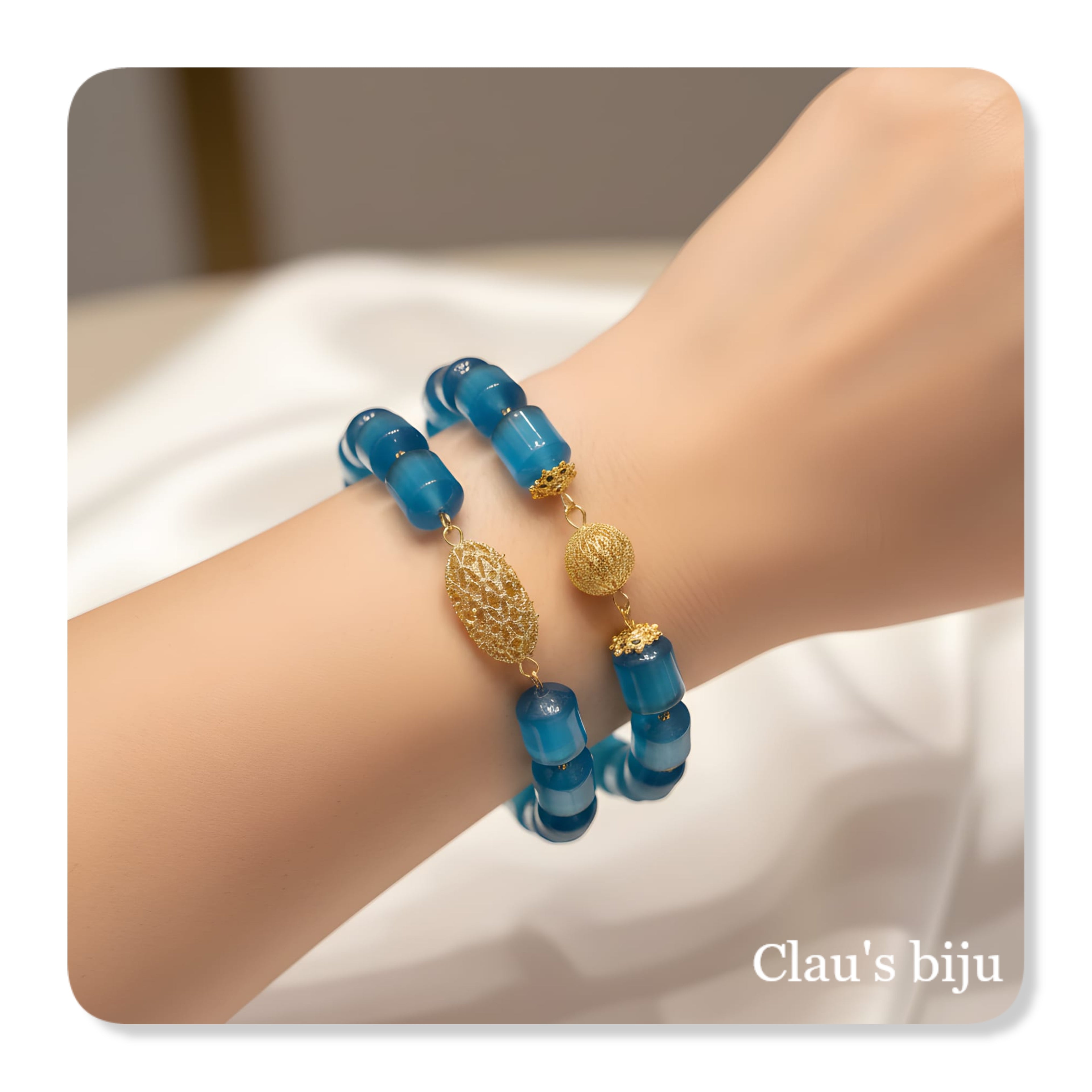 Pulseiras com pedras olho de gato azuis, com peças banhadas a ouro