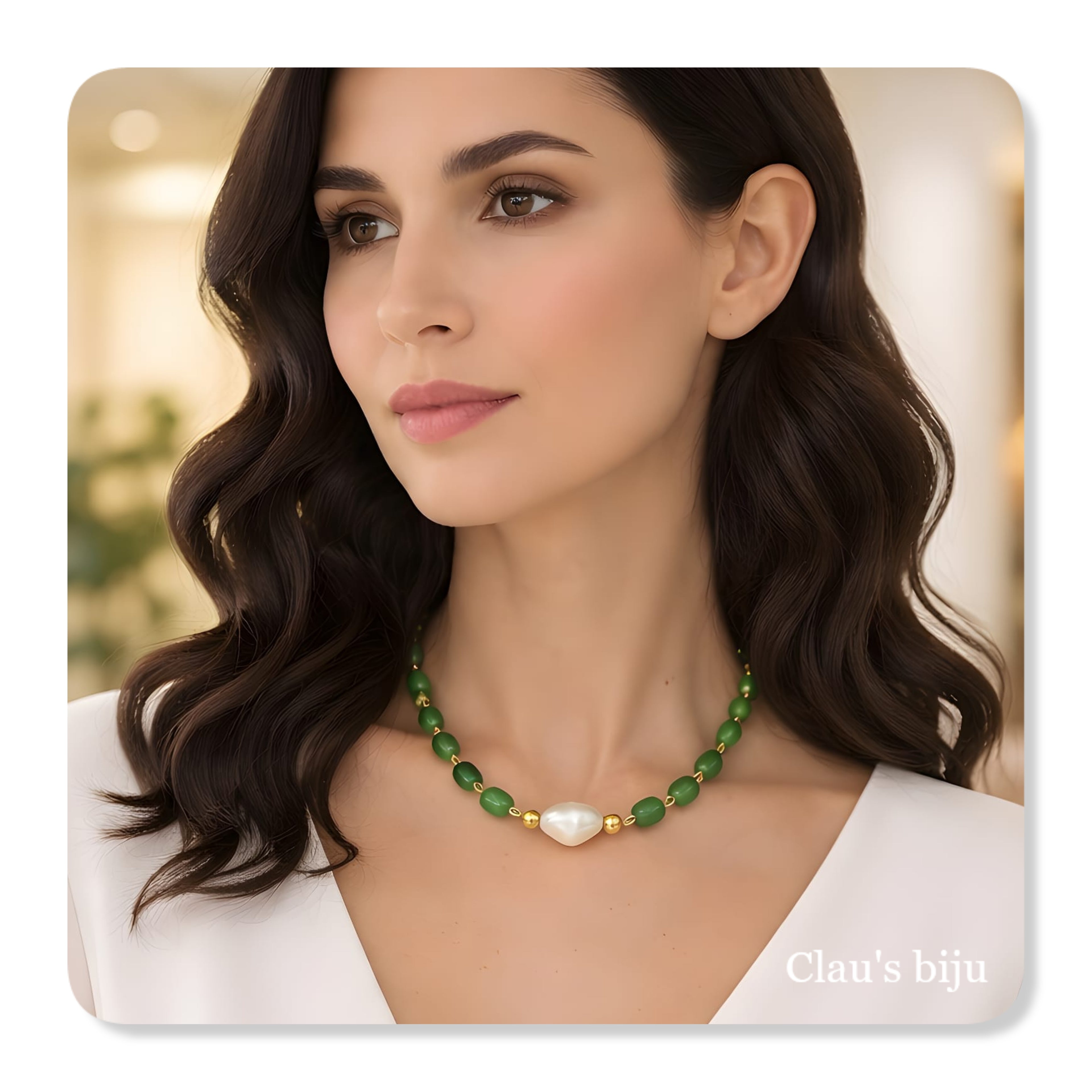 Colar com pedras verdes e peças em aço