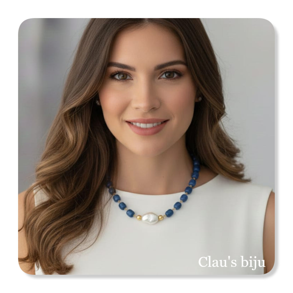 Collier orné de pierres bleues et de pièces en acier.