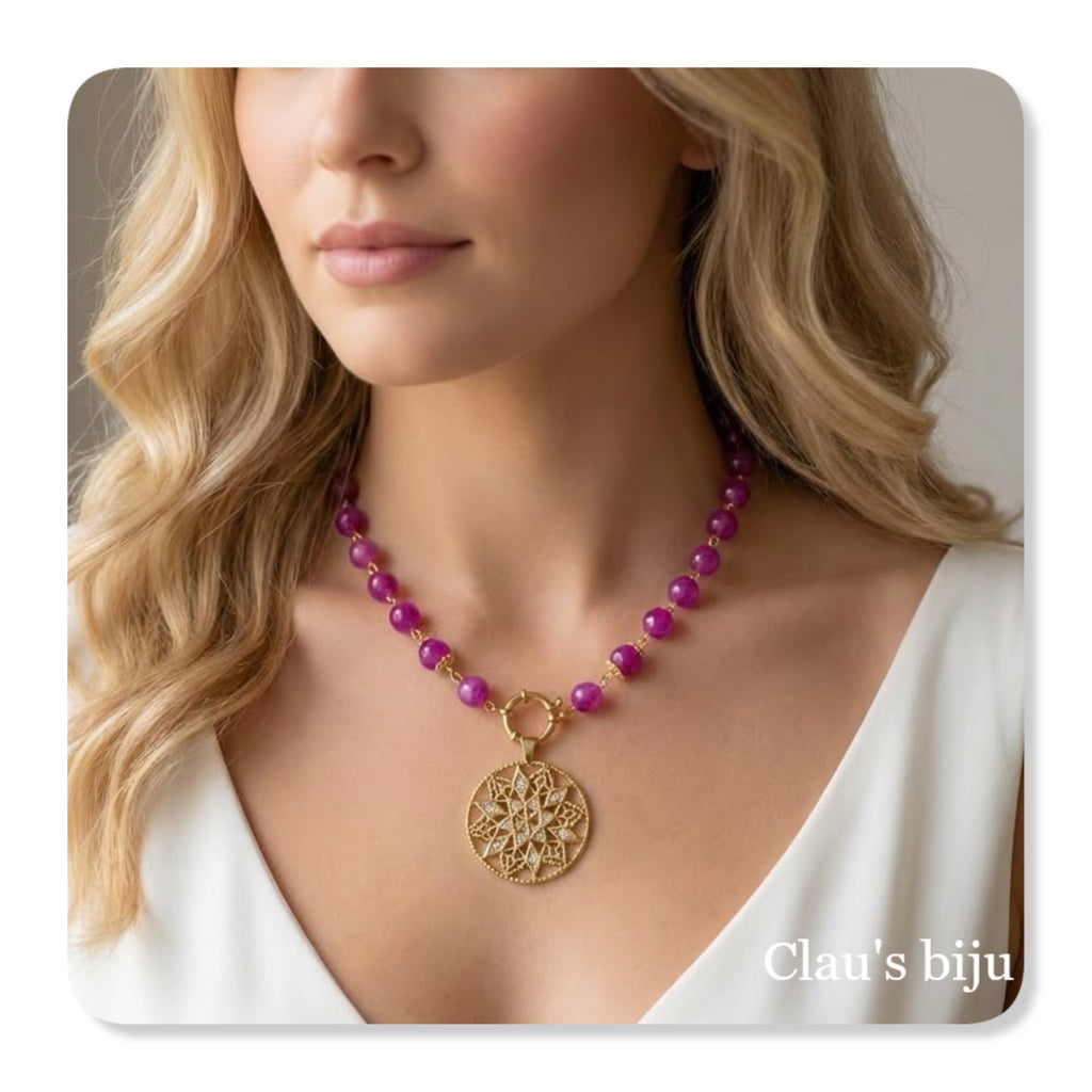 Colar com pedras semipreciosas e peças em aço