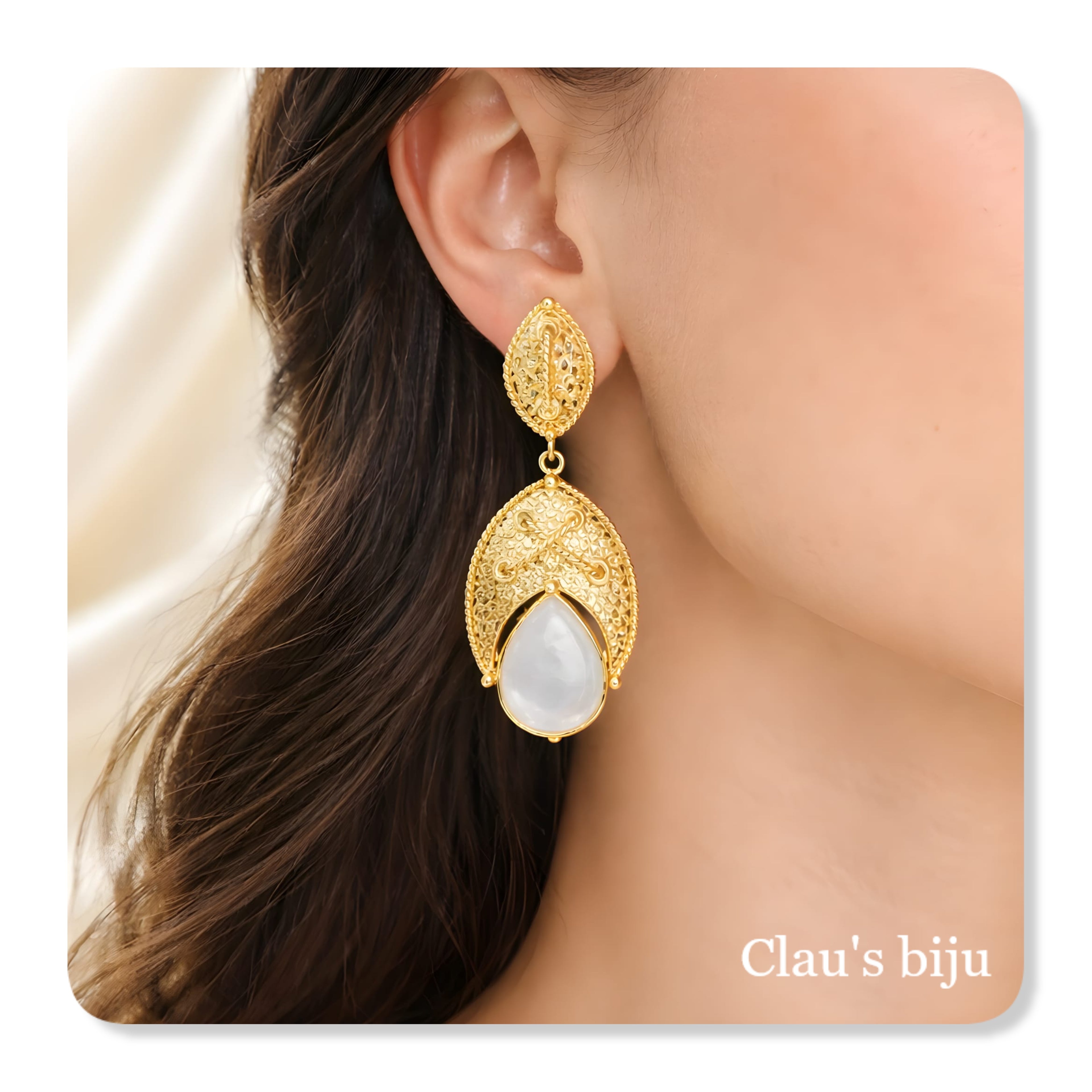 Brincos com madrepérola, banhados a ouro de 18 quilates