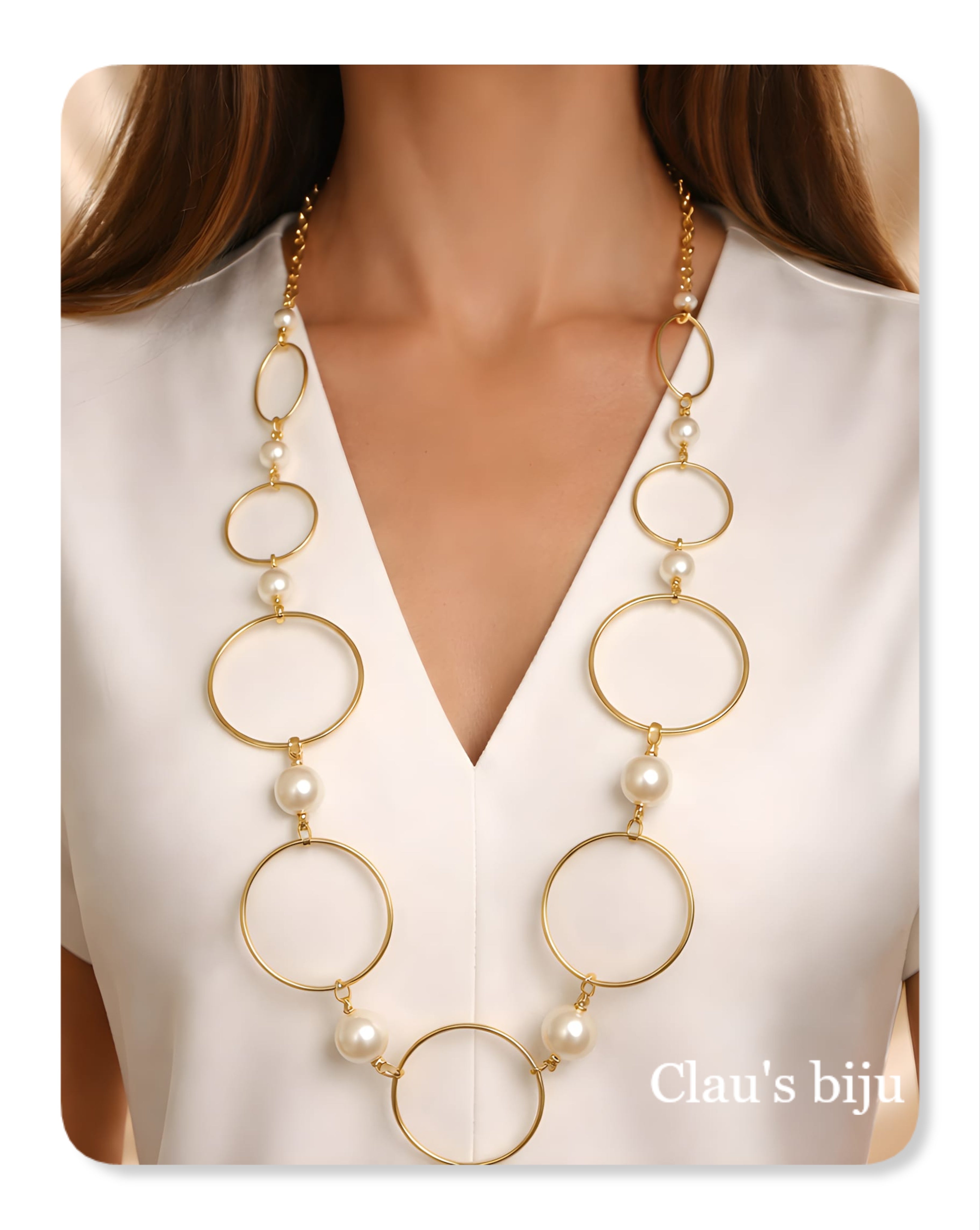 Collier orné de perles et de pièces plaquées or 18 carats.