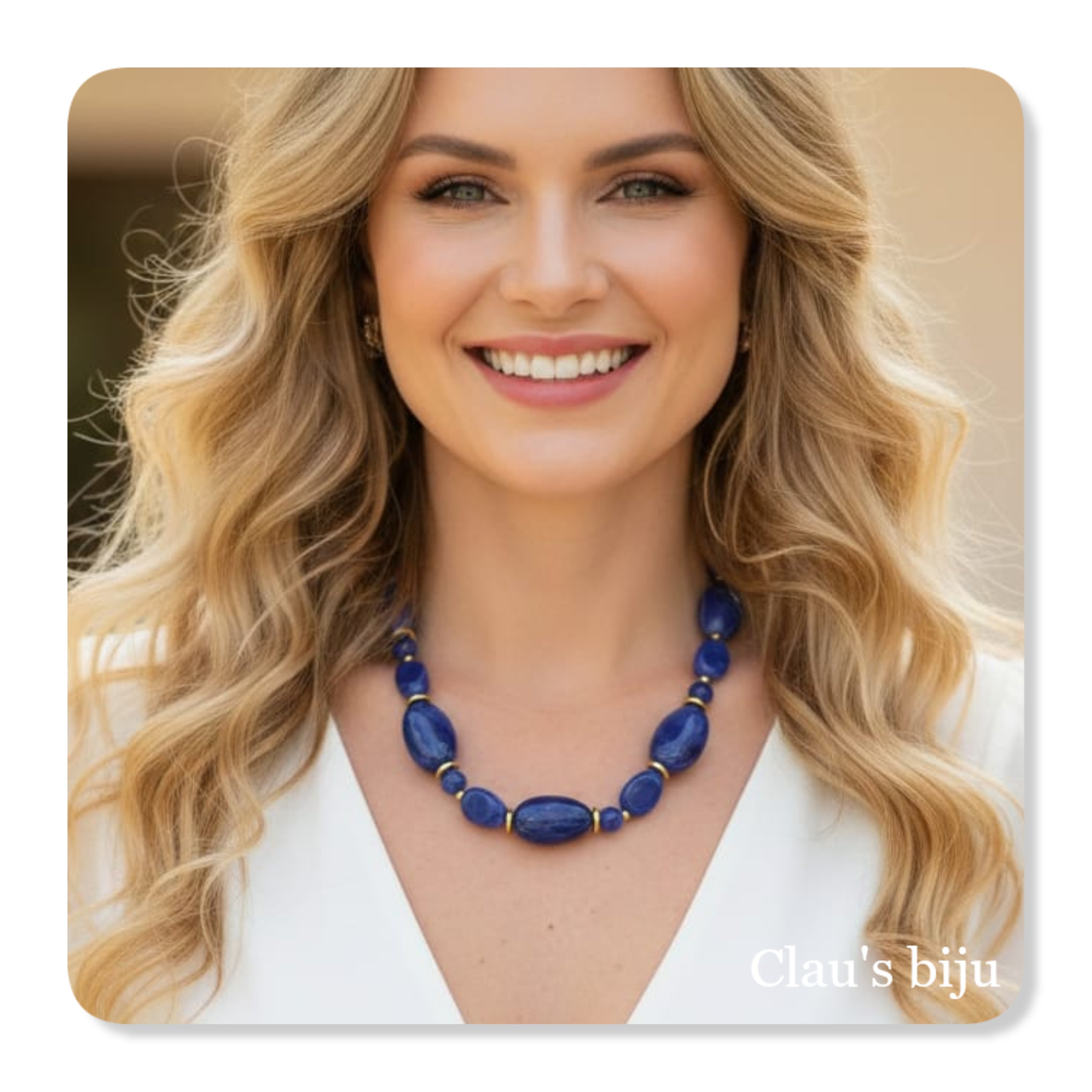 Colar com contas em resina azuis e peças em aço