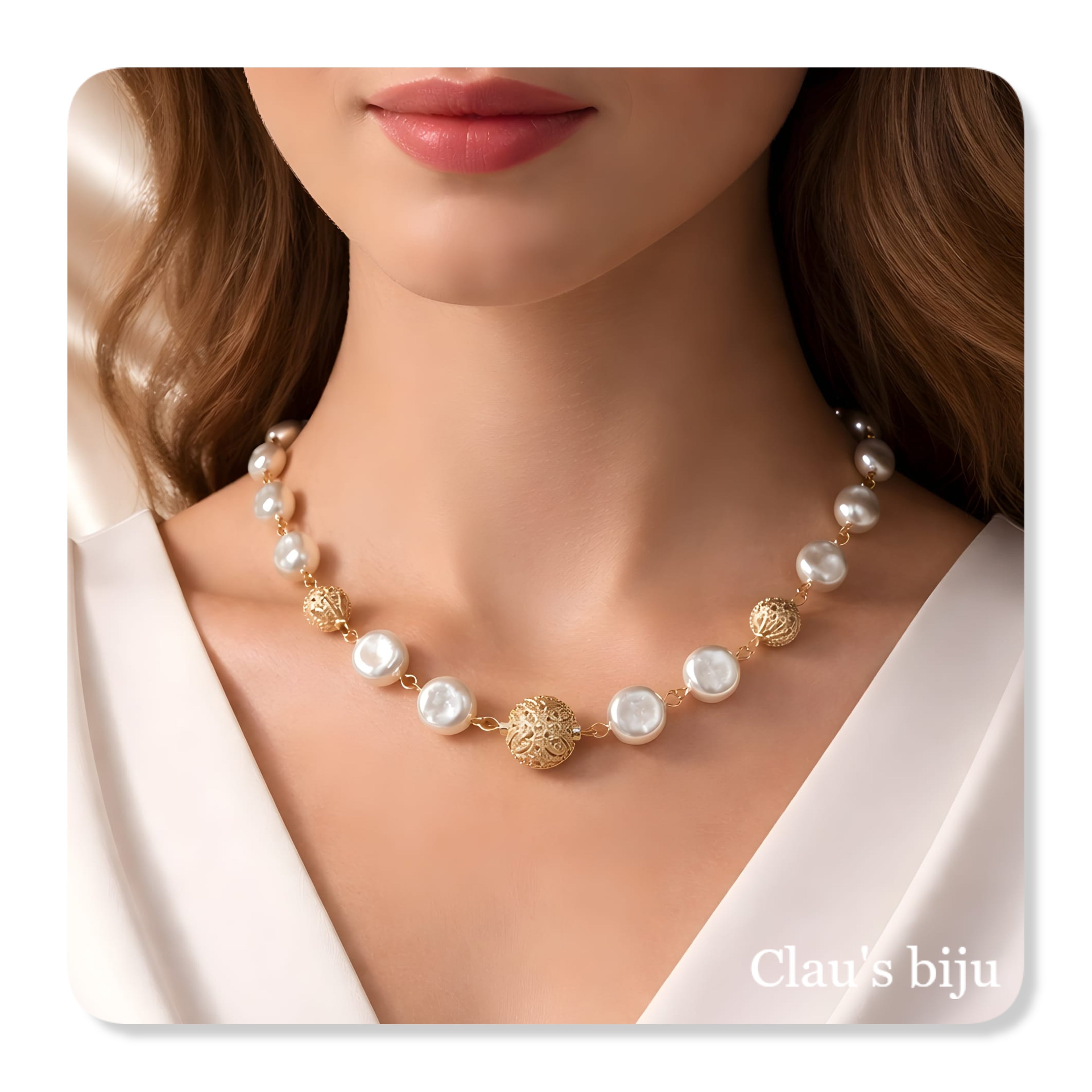 Collier de perles avec pièces plaquées or.