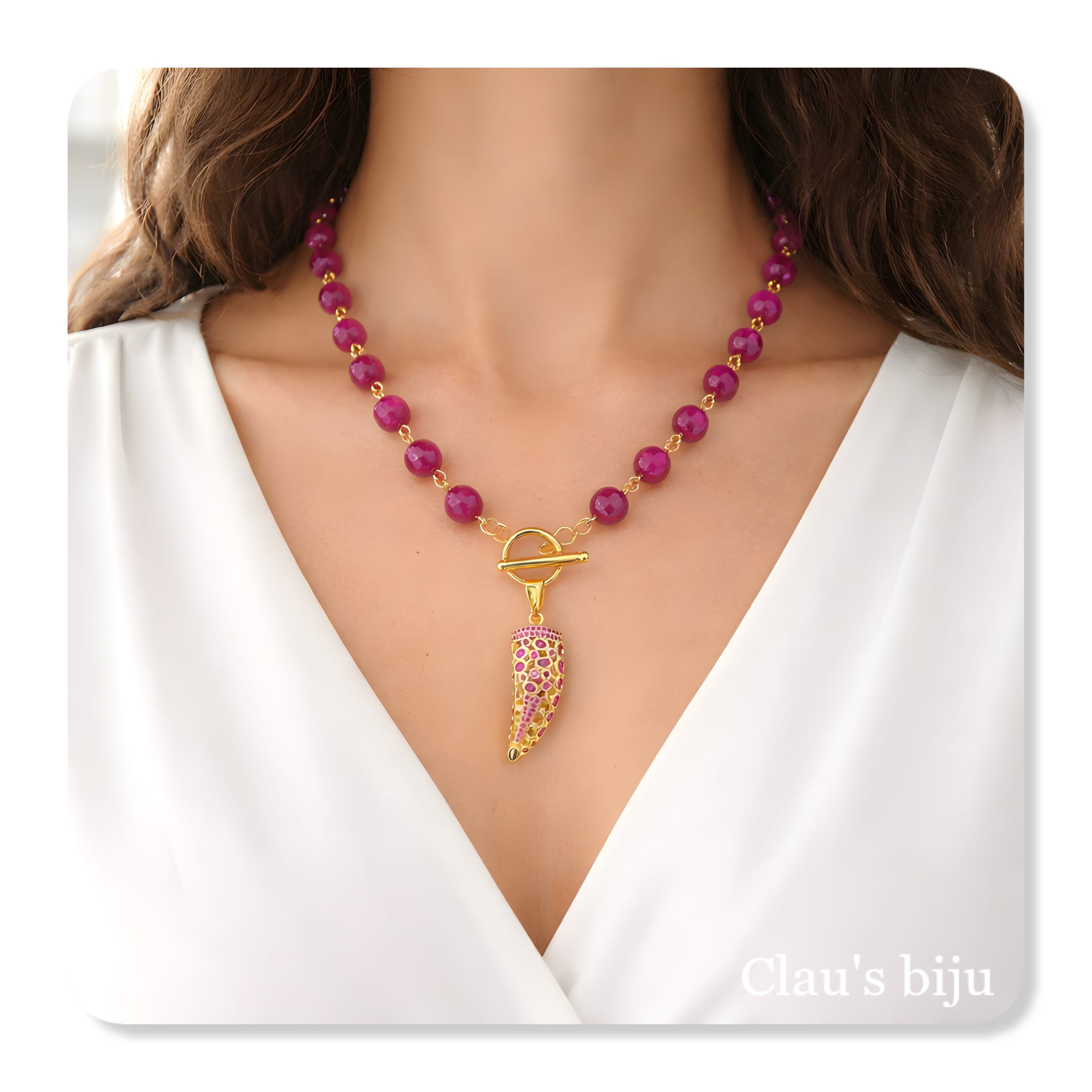 Colar com pedras rosa e peças em aço