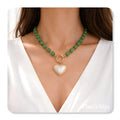 Colar com pedras verdes e coração banhado a ouro