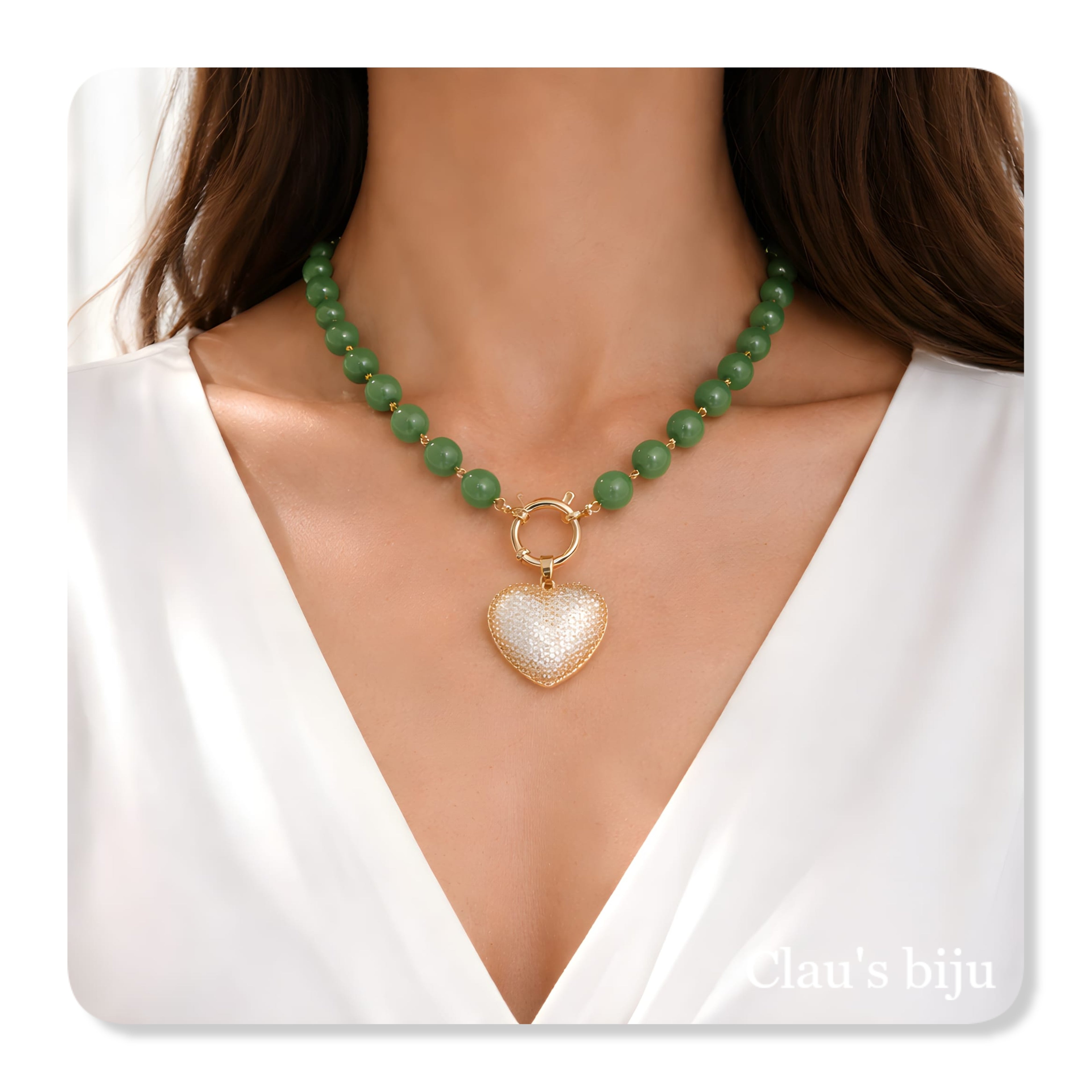 Colar com pedras verdes e coração banhado a ouro