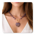 Collier orné de pierres d'améthyste.