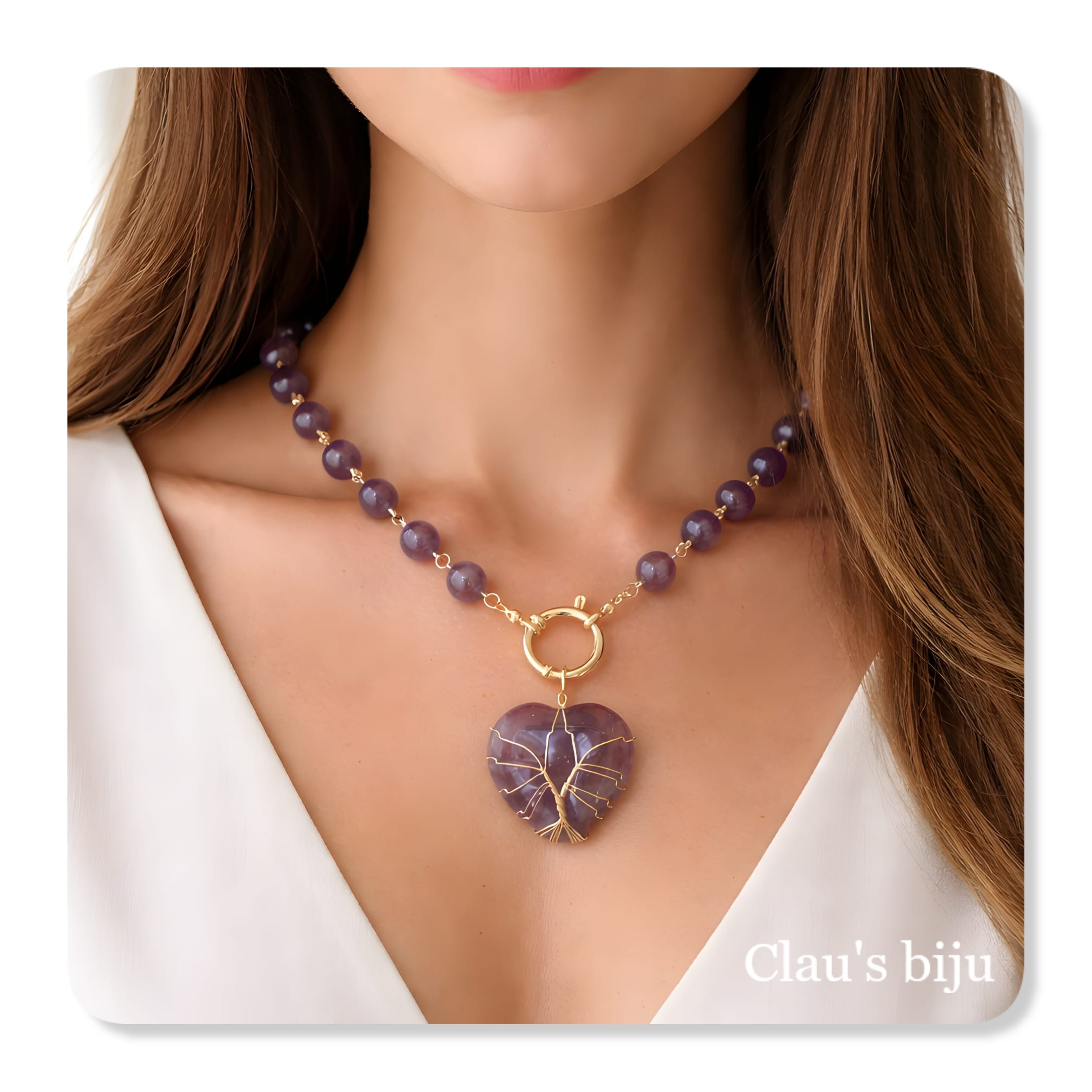 Collier orné de pierres d'améthyste.