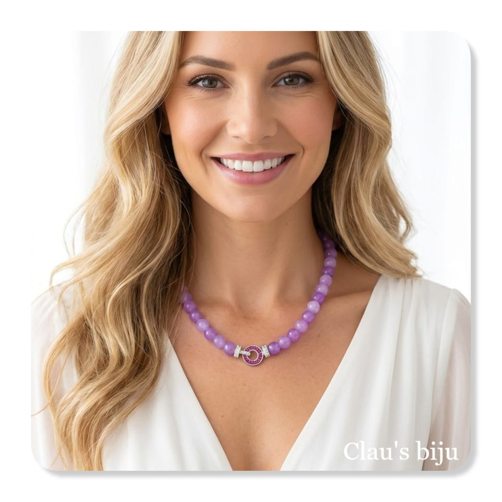 Collier orné de pierres lilas et de pièces en acier.