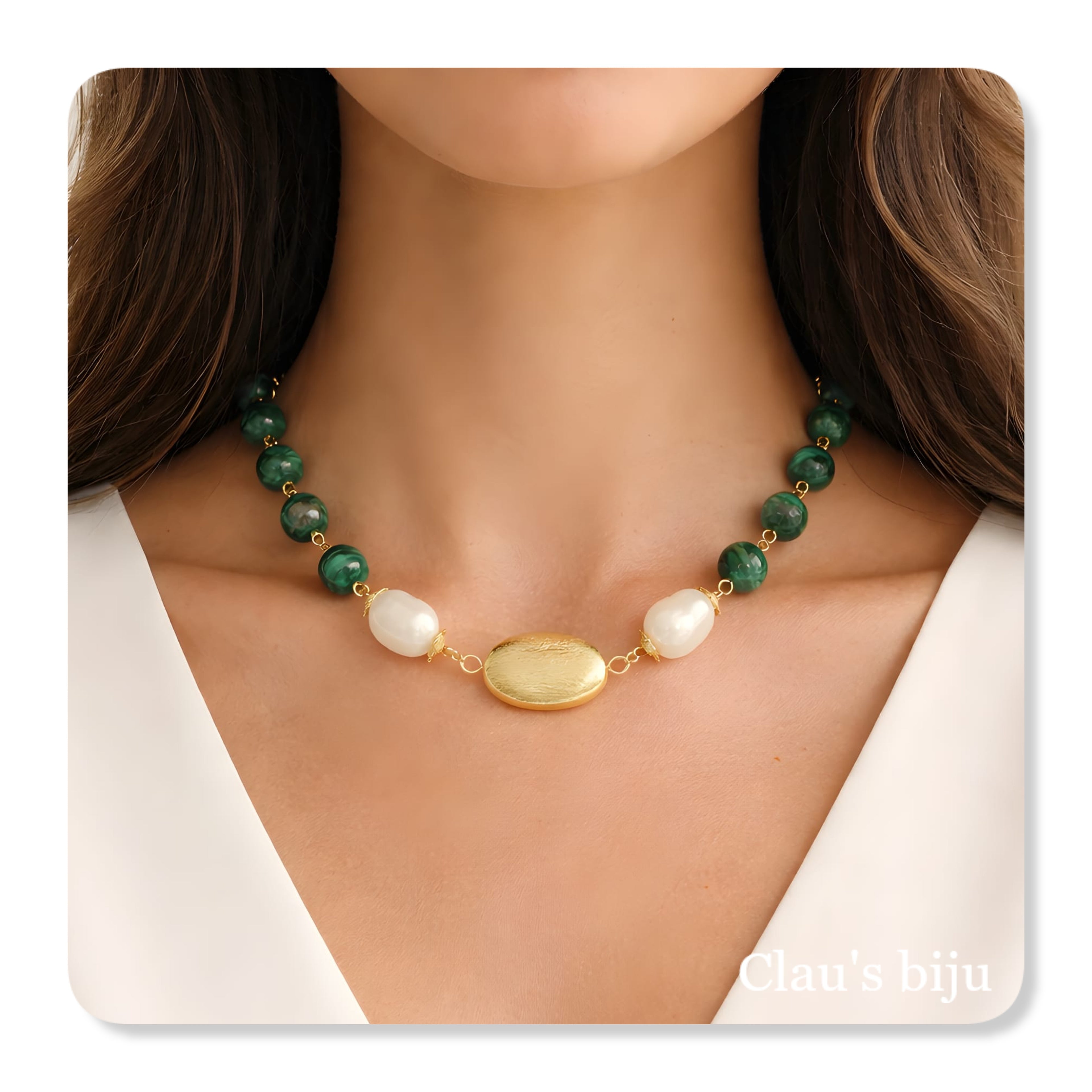 Collier orné de pierres de malachite et d'une pièce plaquée or.