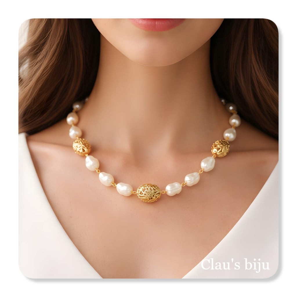 Collier de perles avec pièces plaquées or 18 carats.