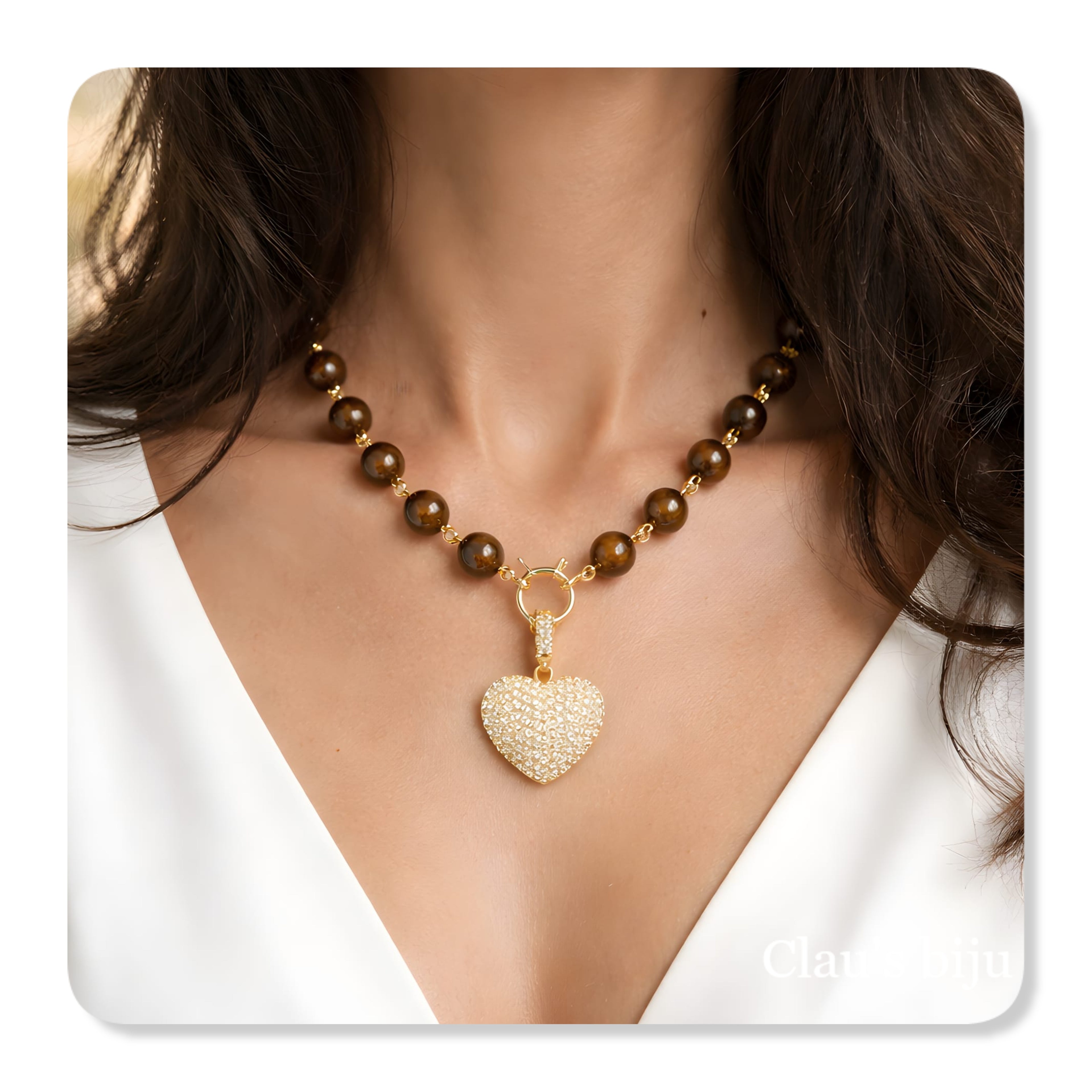 Collier orné de pierres œil-de-tigre et d'éléments en acier.