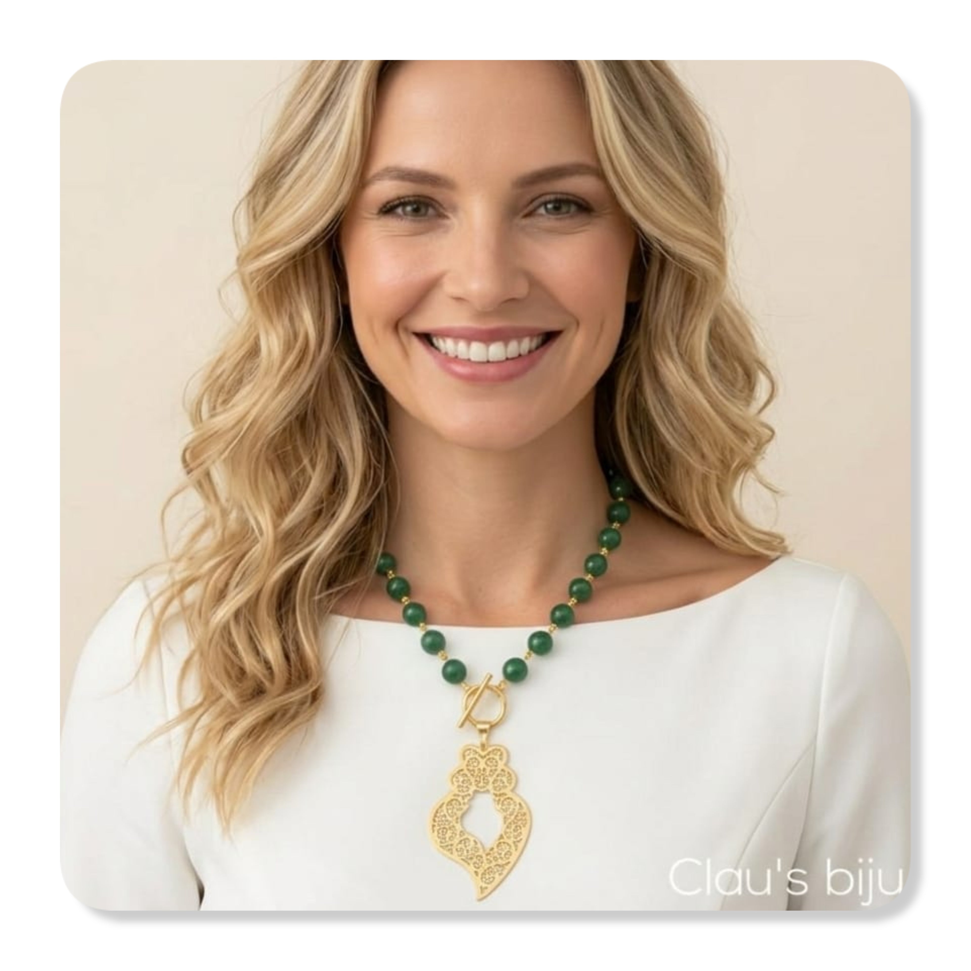 Colar com pedras verdes e peças em aço