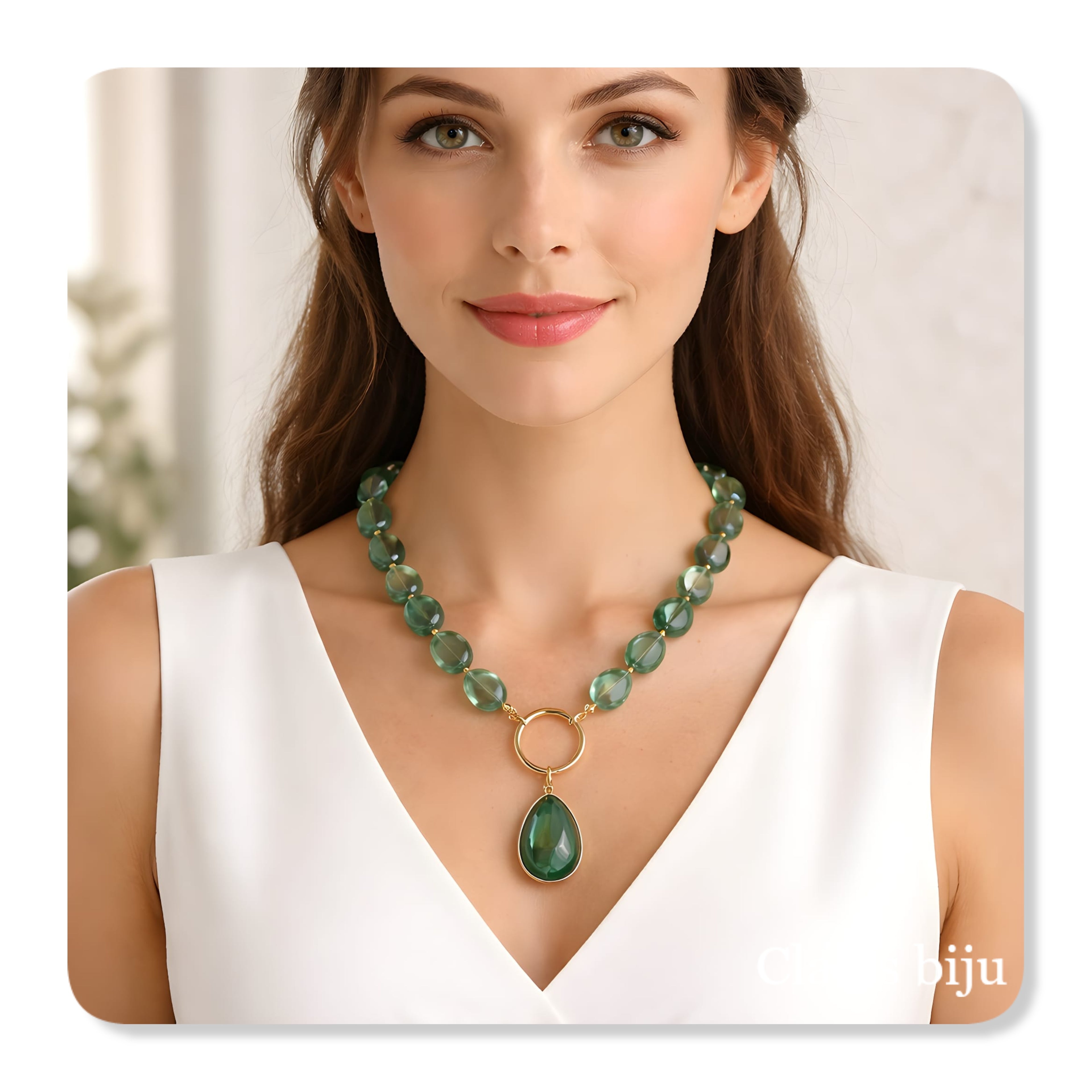 Collier avec des pièces en résine verte et en acier.