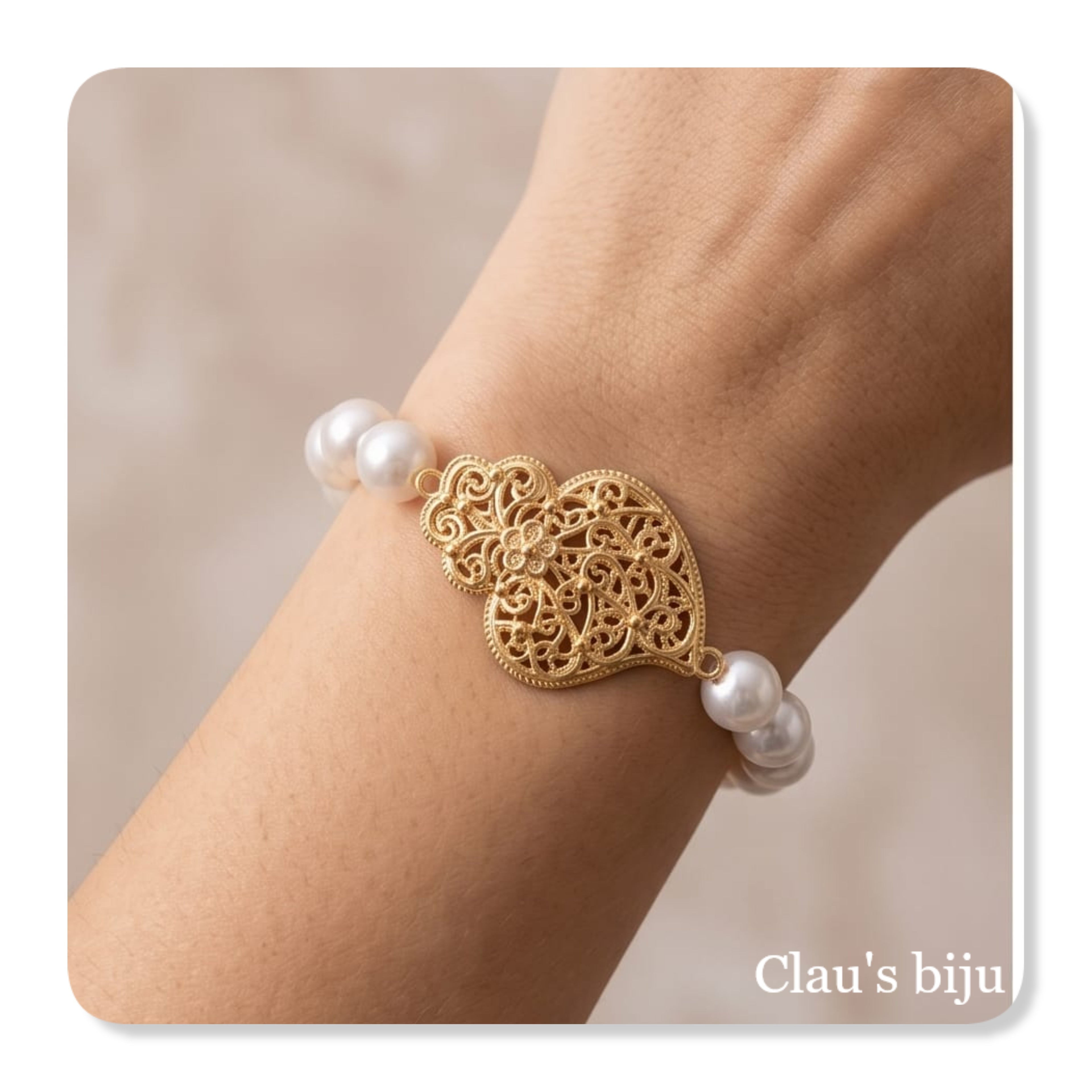 Freshwater pearl bracelet with a Viana heart design, in steel.