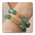 Pulseiras com pedras olho de gato verdes, com peças banhadas a ouro