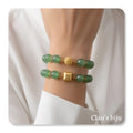 Bracelets ornés de pierres d'aventurine et de pièces plaquées or.