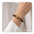 Bracelet orné de pierres œil-de-tigre.