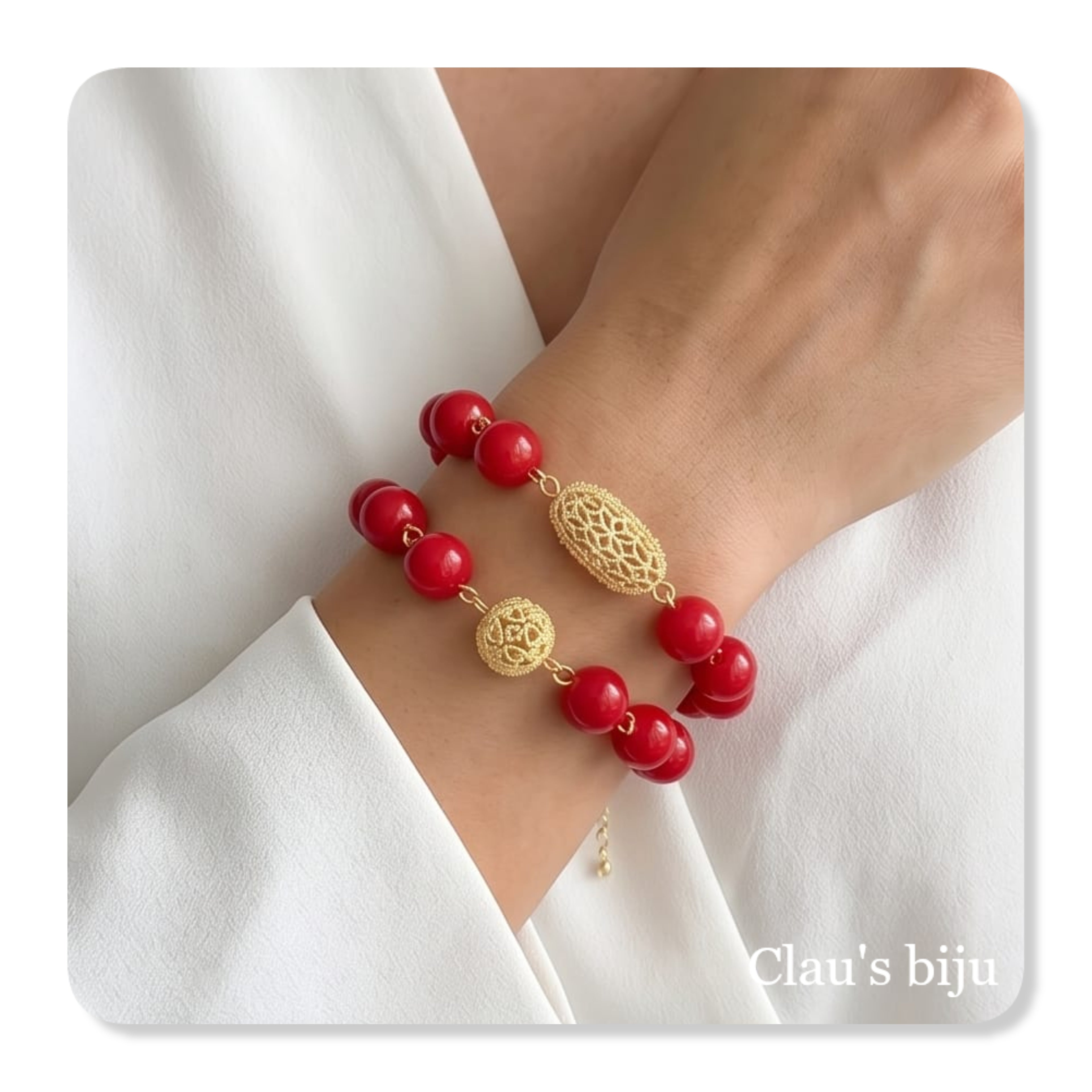 Pulseiras com pedras vermelhas e peças banhadas a ouro de 18 quilates