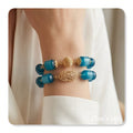 Pulseiras com pedras olho de gato azuis, com peças banhadas a ouro