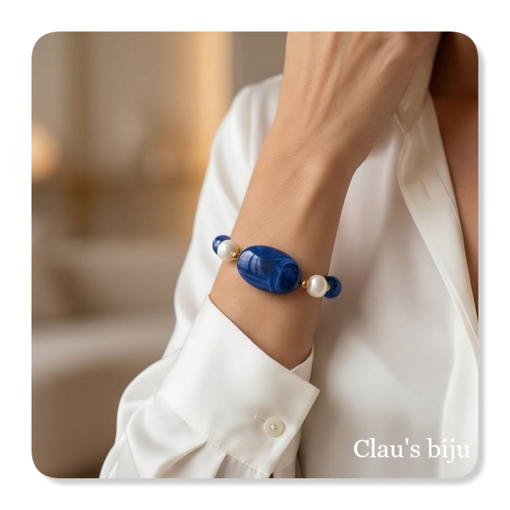 Pulseira em aço com peças em resina azuis e pérolas de água doce