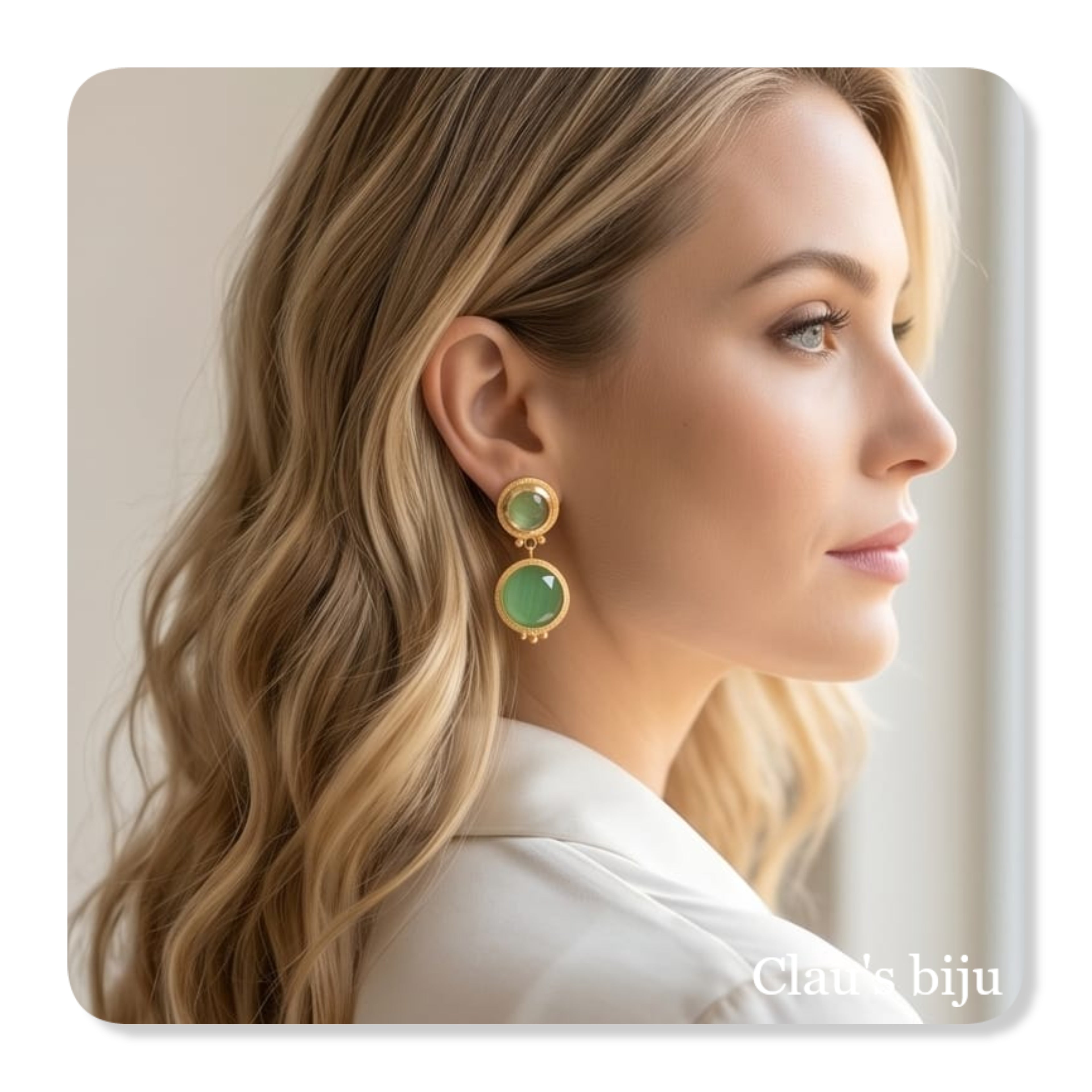 Brincos com pedra verde, banhados a ouro de 18 quilates (3,5 cm)