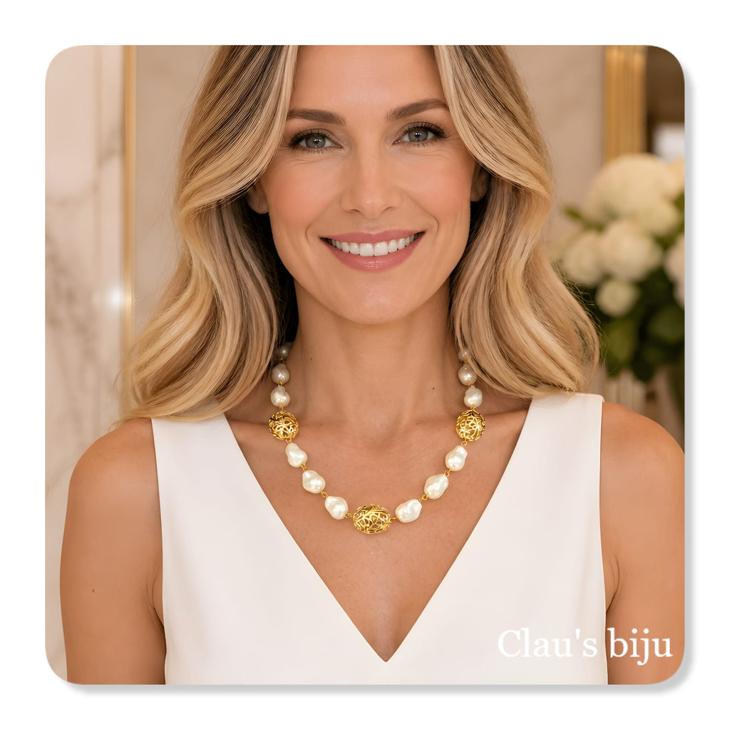 Pearl bracelet with gold-plated detail.